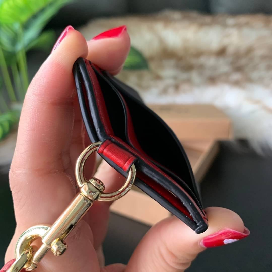 COACH F63274 ID LANYARD IN SIGNATURE COATED CANVAS กระเป๋าใส่บัตรคล้องคอ ลาย C ทั้งใบ ด้านหน้าตกแต่งชื่อแบรนด์ สวยมากกก ใส่บัตรพนักงาน และบัตรต่างๆ มาพร้อมสายคล้องคอ สายถอดออกได้ ตัวกระเป๋ามี 3 ช่องค่ะ