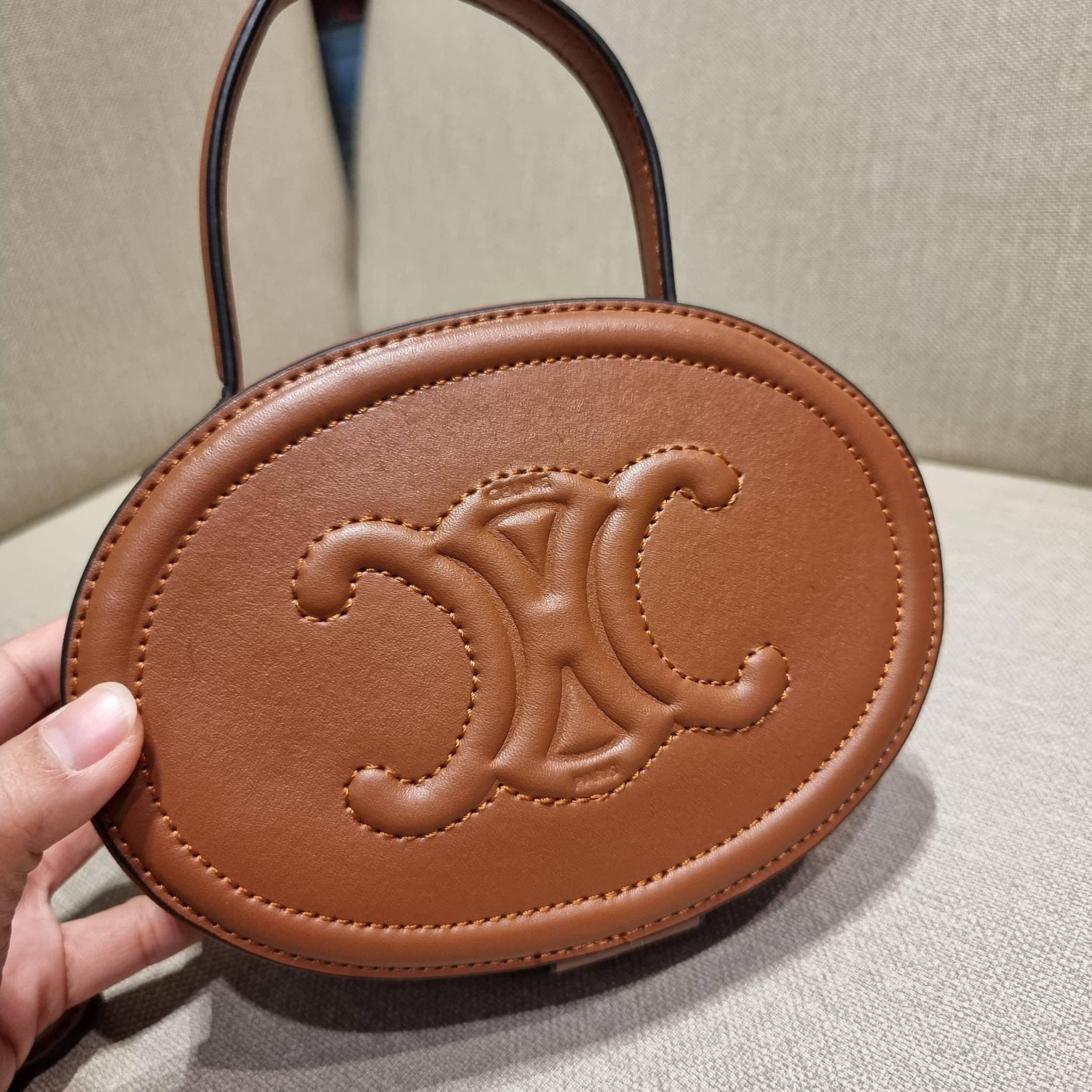 VIP 🥂 CELINE OVAL MINAUDIERE CUIR TRIOMPHE น้องน่ารักม้ากกกก!! น่ารักตะโกนไปเลย!! กับกระเป๋าทรง oval รุ่นแรร์ไอเท็ม ที่หายาก และ sold out ไปหลายรอบ!! น้องใบกะทัดรัด สำหรับสาวๆที่ชอบพกพกของแบบง่ายๆ ให้ชีวิตไม่ยุ่งยาก คล้องแขนใช้งานเก๋ๆ วัสดุหนังสัง