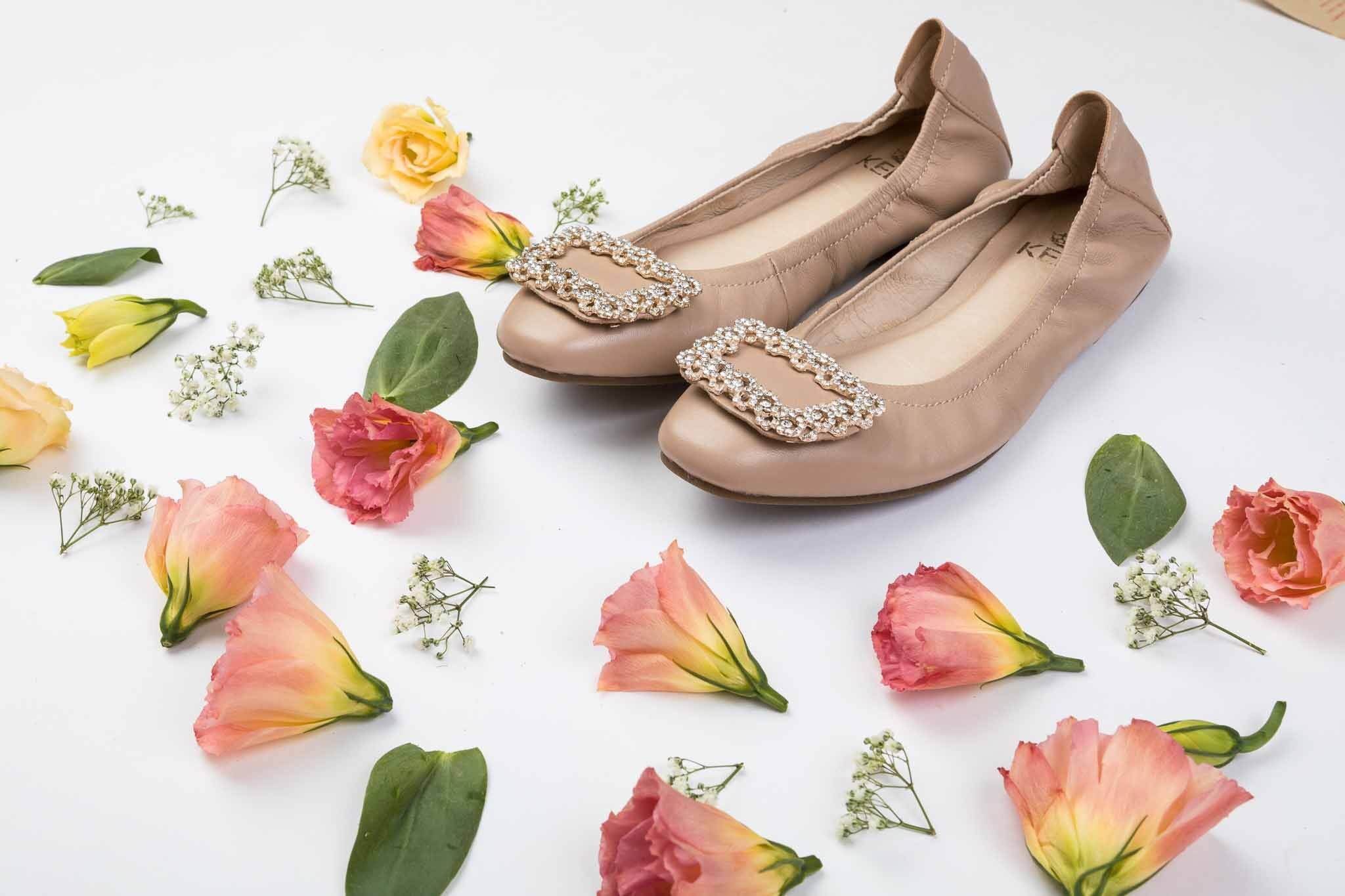 New In กับรองเท้า KEEP รุ่น BALELA FLAT SHOES ดีเทลรองเท้า = รองเท้า หนังแกะแท้ทั้งคู่ ( ด้านนอก และ ซับในด้านใน ) ผิวสัมผัสละเอียด ใส่แล้วสบายเท้ามากๆ มากๆค่า =รุ่นนี้ หน้าเท้ากระชับเก็บรูปเท้า เน้นช่วงเท้าเรียวขึ้น = พื้นรองเท้า เสริมแผ่นรองเท้า หนา - น