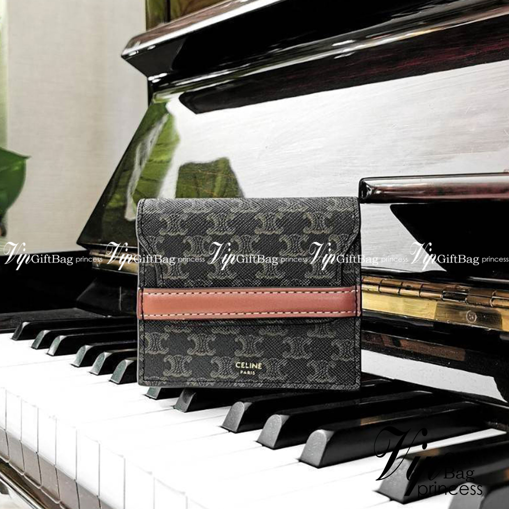 CELINE SHORT WALLET กระเป๋าสตางค์ซีลีนใบสั้น วัสดุ Triomphe Canvas หนังขึ้นลาย Signature Brand สวยอยู่ทรงมีโลโก้ด้านหน้าเปิดปิดด้วยฝาพับคาดเเถบหนังด้านหน้า ภายในมีโลโก้ มีช่องแบ่งหลายช่อง มีช่องใส่บัตรหลายช่อง สามารถช่องใส่เหรียญ บัตร ธนบัตรเเบบพับได้ ไอเ