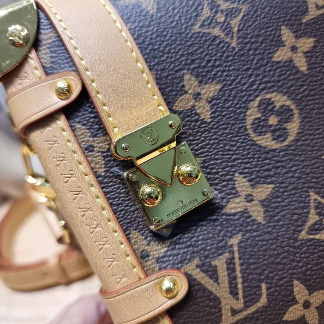 LV SIDE TRUNK MONOGRAM สุดยอดกระเป๋าไอคอนนิค ทรงสวย ใหม่ล่าสุด สวยมีเสน่ห์ รูปทรงกล่อง โดดเด่นด้วยหมุดเข้ามุม ซิปเปิด-ปิดล็อคได้ วัสดุหนังแคนวาส