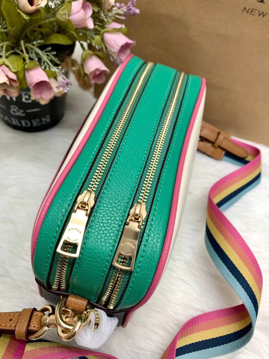 Coach Leather Jes Crossbody in Colorblock ((72704)) กระเป๋าสะพายข้าง//ครอสบอดี้ร์ วัสดุหนังแท้ หนังนิ่มสวยงาม มากๆค่ะ ด้านหน้ามีโลโก้แบรนด์เด่นชัดสะดุดตา ช่องหลักแบ่งเป็น2ซิป แต่ละช่องกว้าง ใส่กระเป๋าเงินใบยาวได้ ของอื่นๆได้จุค่ะ มีช่องเล็กให้ใส่ของจุกจิก