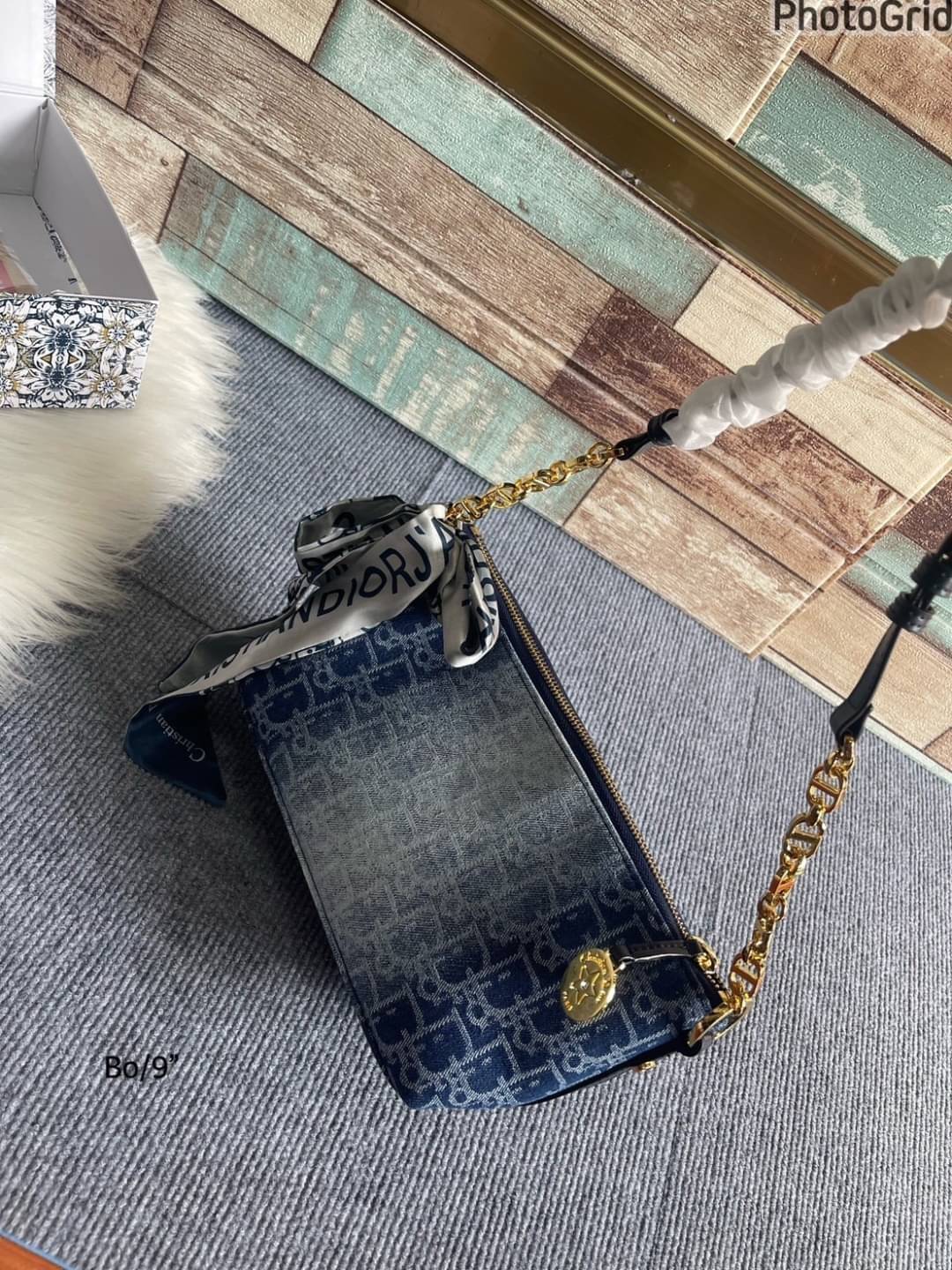 DIOR Pouch Denim with Short Chain กระเป๋าทรงพอชใบเล็กกะทัดรัด รุ่นเดนิมฟอกอะไหล่ทองสวยงาม ใช้งานง่ายพร้อมสายสะพายหนังสลับโซ่ ใบจริงสวยมากค่ะ