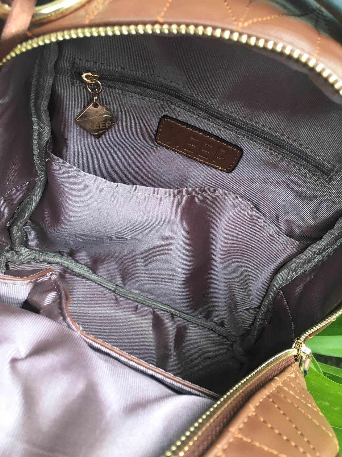 KEEP ' Paris ' backpack 🎒👟 เป้ หนังแกะแท้ ระดับตำนาน ที่ครองใจสาวๆ เป็นอันดับหนึ่ง งานดี งานคุ้ม ต้องใบนี้เลย =>> กระเป๋า หนังแกะแท้เนื้อดี งาน handmade เย็บแบบฝีมือต่อฝีมือ เพิ่อให้ได้ใบนี้ =>> ตัวกระเป๋าน้ำหนักเบา ด