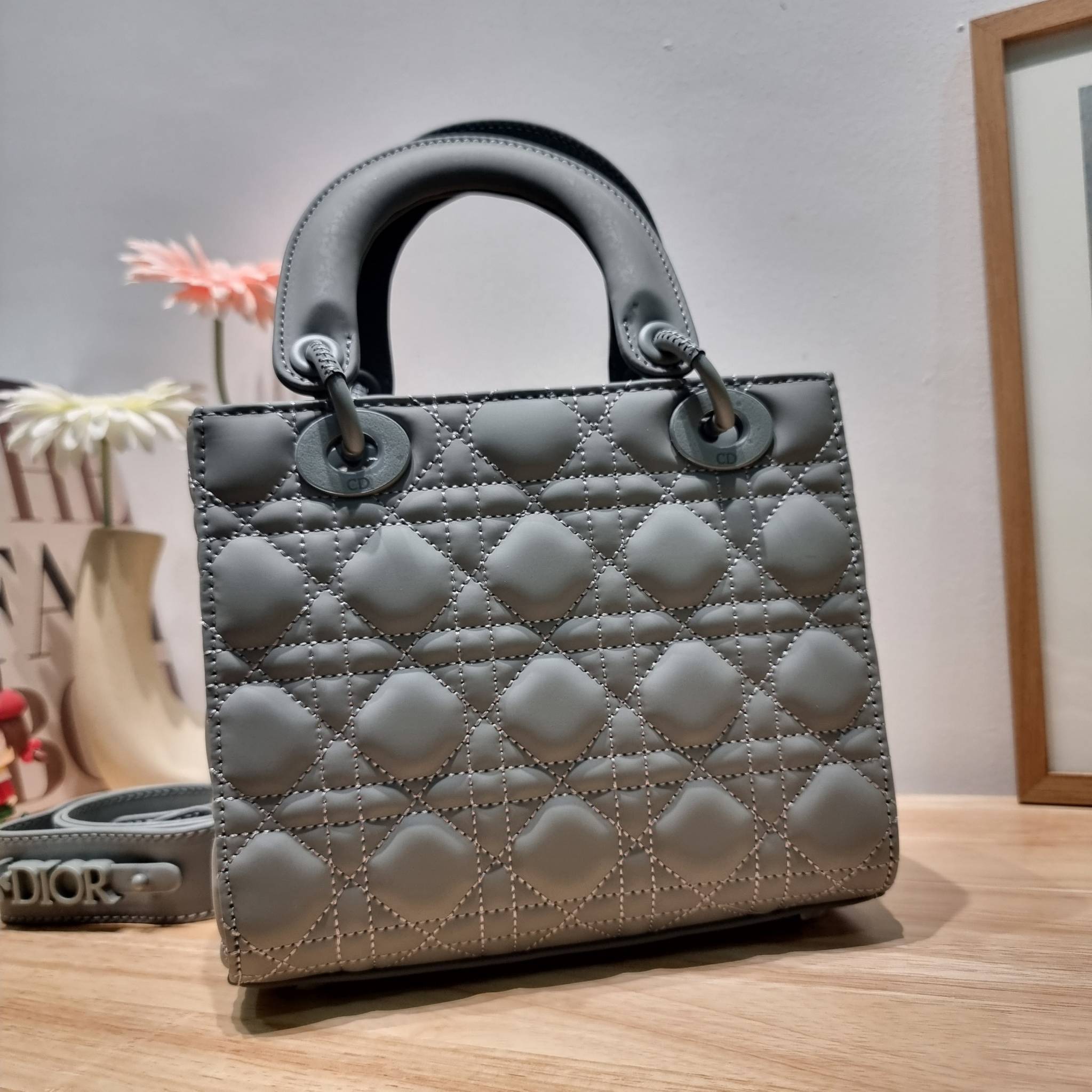 SMALL LADY DIOR MY ABCDIOR BAG Ultramatte Cannage Calfskin / CD LADY ULTRAMATTE BAG พร้อมส่ง กระเป๋าสะพายข้าง ดีไซน์เรียบง่าย แต่แฝงไปด้วยความหรูหรา ทรงกล่องคลาสสิค โดดเด่นด้วยพวงกุญแจอะไหล่สีเดียวกับตัวกระเป๋า ผิวแมทท์ ลายเส้นซ้อนทับสวยงาม