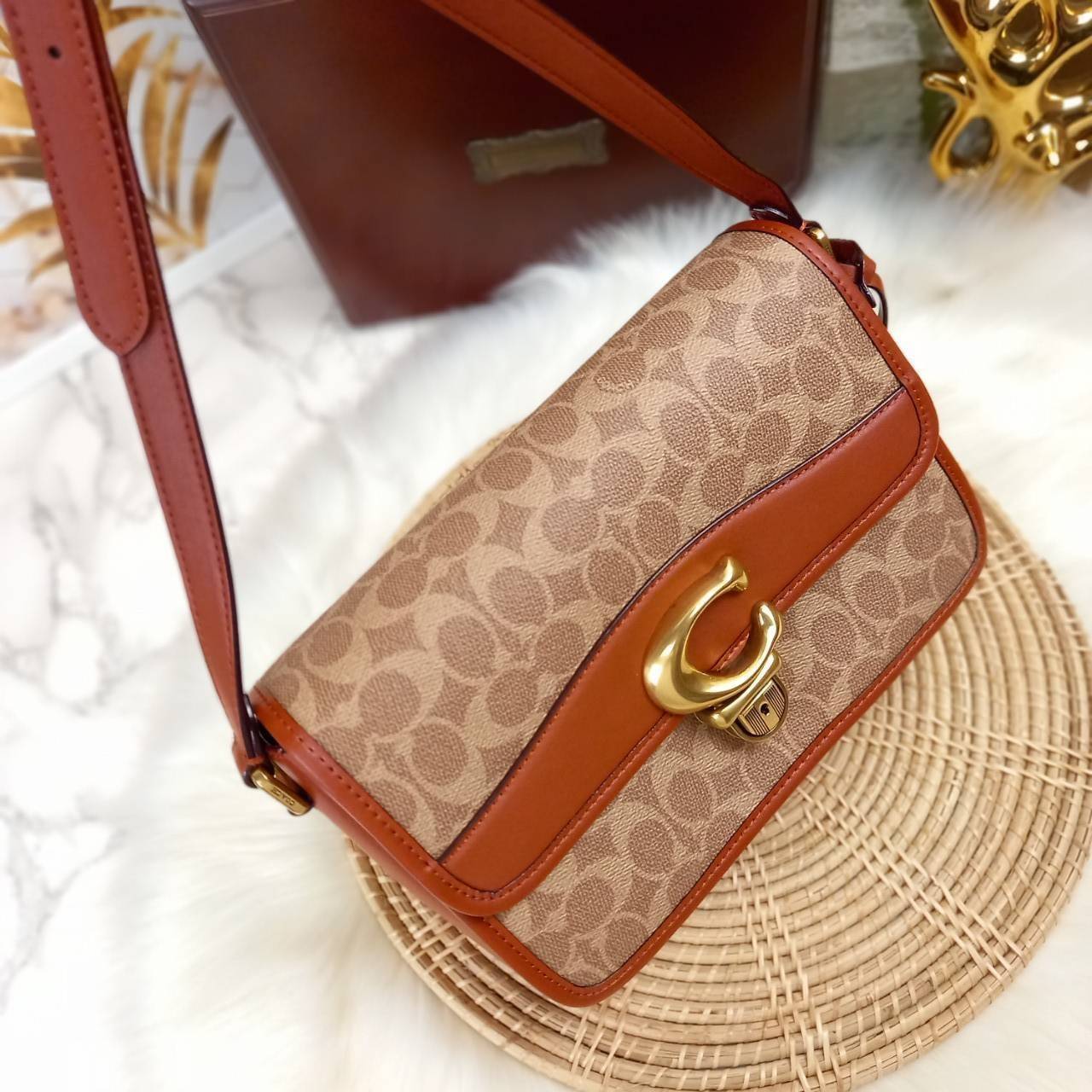 OUTLET 】COACH STUDIO SHOULDER BAG IN SIGNATURE CANVAS (COACH C6639) โอ้โห!! ตลึงเลย สวยฟาดมากๆเทอ!! 🌺ห้ามพลาดนะยูวว🤩รุ่นคลาสสิค เรียบหรู ดูแพงสุดๆ //พร้อมส่งก่อนใคร ยังไม่มีในช็อปไทยนะยูวว😘//กระเป๋าสะพาย คลอสบอดี ดีไซน์เฉียบ สายปรั