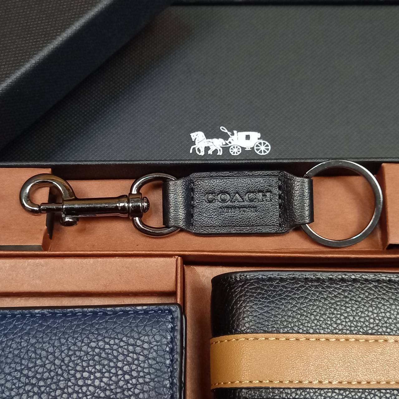 COACH 3-IN-1 WALLET WITH VARSITY STRIPE WITH KEY FOB LIMITED BOX(COACH 3007)🍁กระเป๋าสตางค์ มี ID ใบลูก สำหรับใส่บัตรแยก มีพวงกุญแจ ใช้แล้วดูหล่อสุดๆ🔸️**จะใช้เอง หรือเป็นของขวัญให้คนสำคัญ ก็ตอบโจทย์มากๆ **รับประกันว่า หยิบใช้แบบวางไม่ลงกันเ