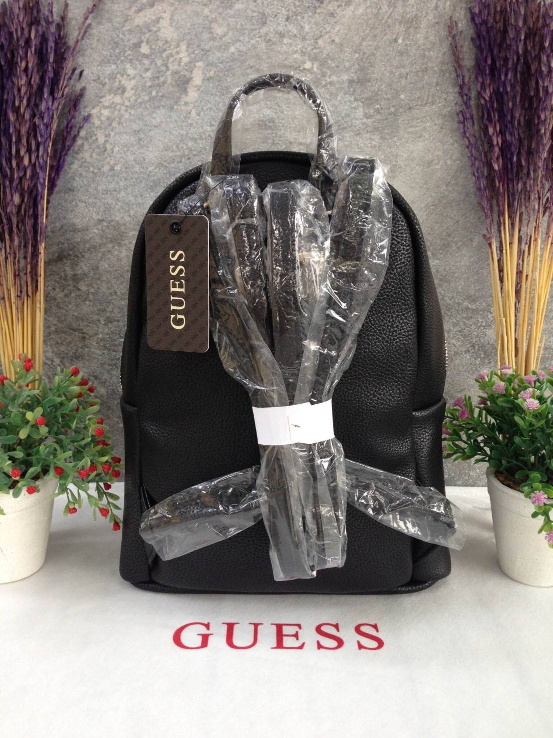 GUESS CANSON BACKPACK ของแท้❗️กระเป๋าเป้หนังเนื้อนิ่มสัมผัสคล้ายหนังแท้ ด้านหน้าแต่งหมุดกิ๊ปเก๋ เปิดปิดด้วยซิปสะดวกใช้ ด้านในบุผ้าแบรนด์ มีช่องใส่ซิปและช่องใส่ของจุกจิก ขนาดกำลังดีค่ะ น้ำหนักเบา สีสวย สายสะพายปรับได้ฟรีเลยค่าใบนี้ แนะนำมากๆค่า