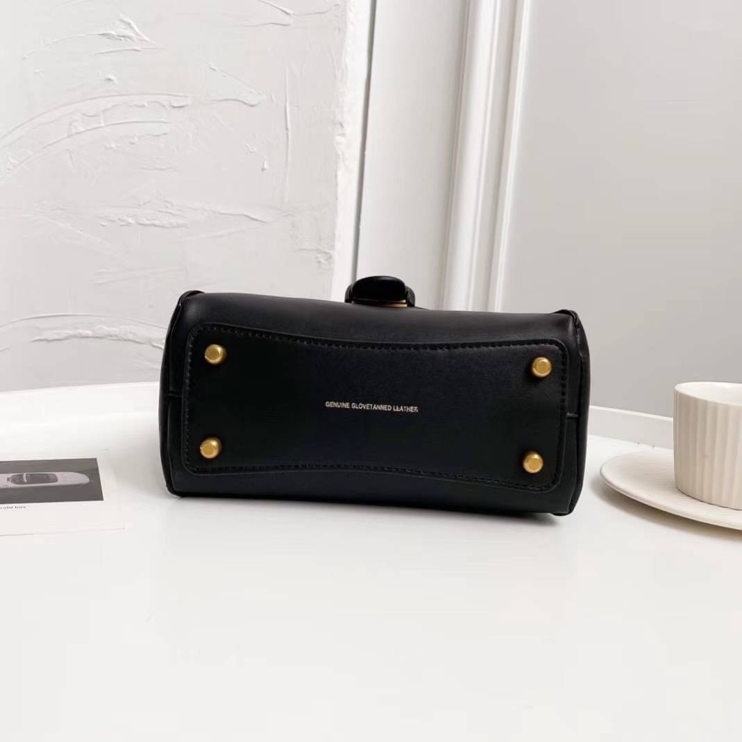 COACH COURIER CARRYALL 23 IN COLORBLOCK SIGNATURE CANVAS พร้อมส่ง 7 แบบ พร้อมส่ง ลุคดูไฮสุดๆค่ะ! กระเป๋าสะพายหนังหรูหราและคลาสสิค หนังแท้ชั้นดีที่สุด น้ำหนักเบา หนังสวยมากก สัมผัสแล้วหลงรักแน่นอนจ้าา😘