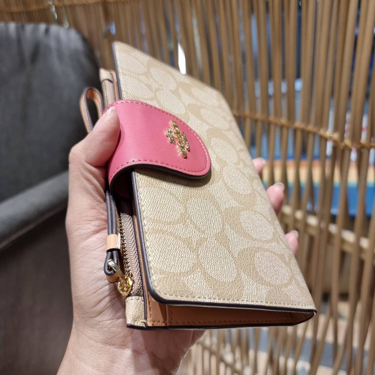 พร้อมส่ง 7 สี COACH C2874 TECH WALLET IN COLORBLOCK SIGNATURE CANVAS จัดให้สีใหม่ก่อนใคร!! ดีไซน์ใหม่ คอลเลคชั่นสวยหรู กระเป๋าสตางค์พร้อมสายคล้องมือ ง่ายต่อชีวิตมากจ้า!! มันดีอะไรเบอร์นี้ ใส่ได้ทั้งบัตร และโทรศัพท์ก็ใส่ได้ทุกรุ่น แถมยังมีช่องซิปแยกไปอีก ช