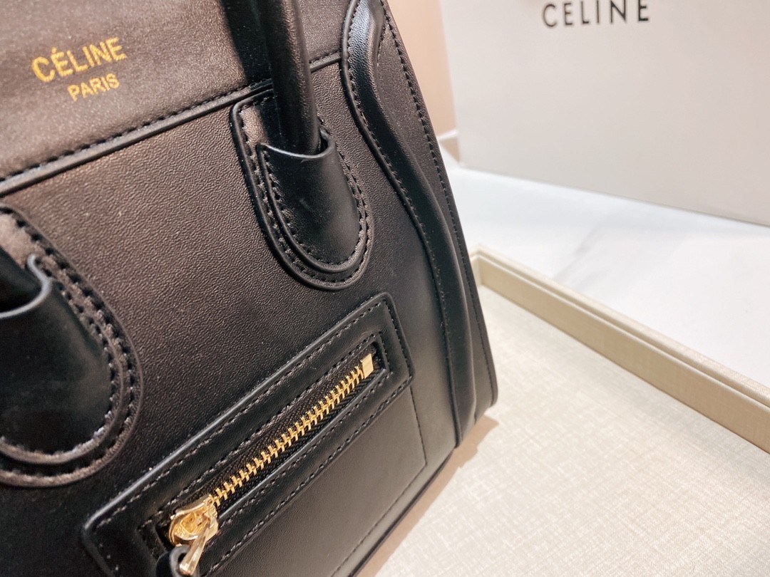 พร้อมส่งรุ่นยอดฮิต!! CELINE HANDLE BAG VIP GIFT WITH PURCHASE (GWP) พรีเมี่ยมกิ๊ฟรุ่นใหม่ Limited Edition จาก CELINE HAUTE PARFUME DUTYFREE COUNTER หนังวัวแท้ ขนาดกำลังดี เปิดปิดด้วยซิปอะไหล่ทองมีที่จับหนัง ด้านในกว้าง ใส่มือถือ กระเป๋าสตางค์ยาวได้สบาย มา