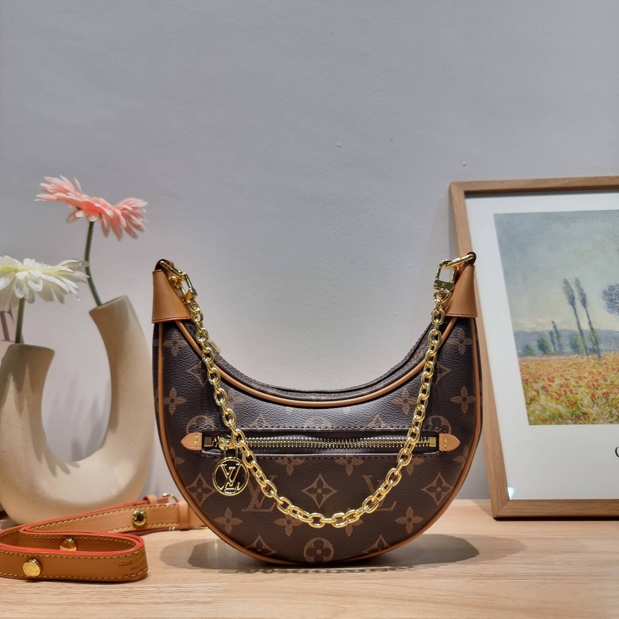 LV loop bag New in!! กับ box set ชวนสะสม ที่จับเอารุ่นยอดฮิต มามิกซ์รวมกับไอเท็มสุดคุ้มของมันต้องมี!! จัดเรียงให้อยู่ในกล่องสุดหรู ไม่ว่าจะตัวกระเป๋า กระเป๋าสตางค์ กระเป๋าจิ๋ว ใบไหนๆก็นำมาใช้งานได้จริง คุ้มค่ามากๆ แถมฟรี! ริบบิ้นลายลิมิเต็ด รวมรวบไว้ให้ได