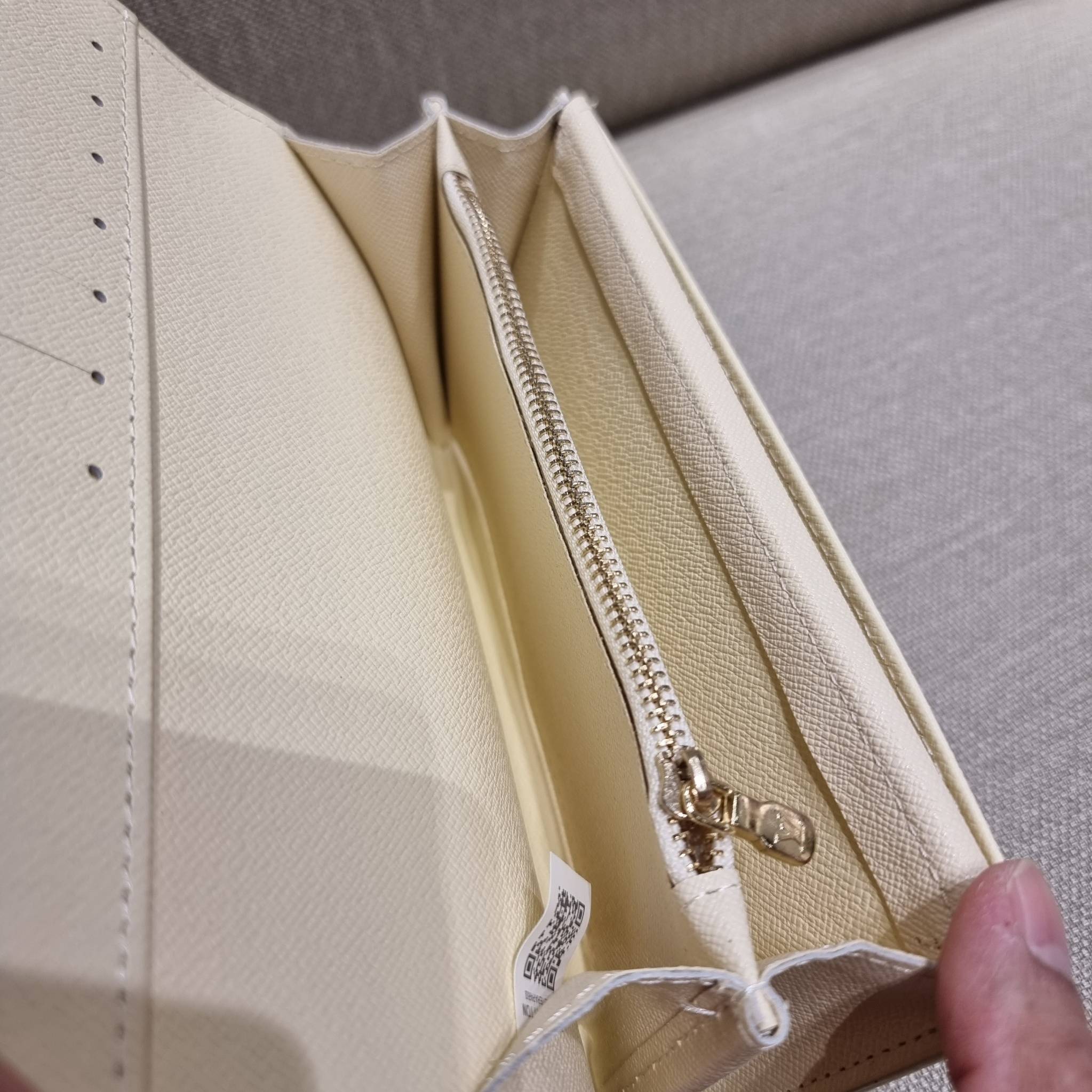 VIP 】ได้เวลาเปลี่ยนกระเป๋าสตางค์รับทรัพย์กันแล้ว!! LV vip wallet กระเป๋าสตางค์พรีเมี่ยมกิ๊ฟ เป็นไอเท็มหายาก ที่สาวๆต้องว้าว!! ใบยาวขนาดกำลังเหมาะมือ ถือแล้วขับผิวทุกสี วัสดุหนังแคนวาส ทนทาน เปิด-ปิดด้วยกระดุม ภายในมีช่องใส่บัตรเยอะมาก แบ่งสัดส่วนสวย ใส่ธน