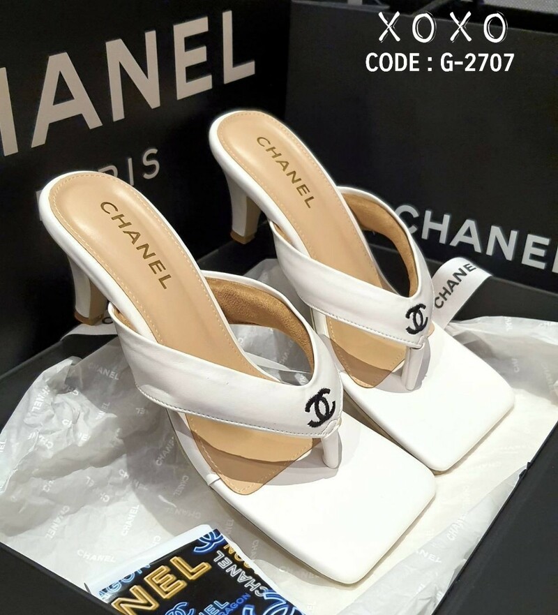 CHANEL งามสวม สวย หรู่ แตะหนีบ นุ่มใส่สบาย ไม่สูงมาก กำลังใส่สบาย ด้านหน้าปัก โลโก้แบรนด์ แมทส์ชุดง่าย น้ำหนักเบา