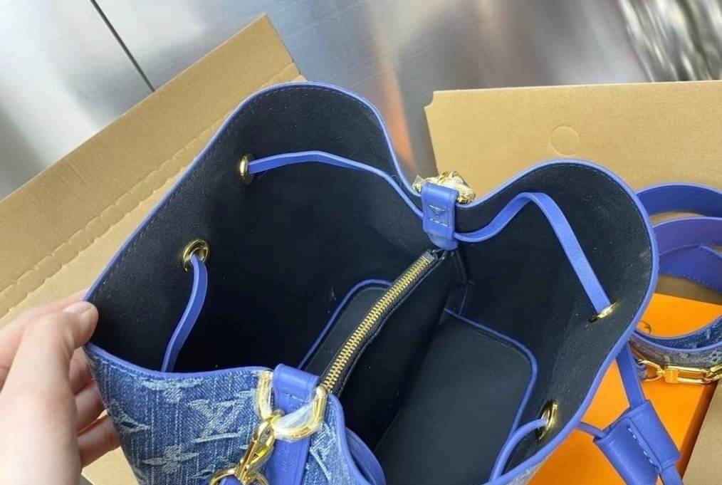 Louis Vuitton Blue Monogram / LV Denim Bucket Bag กระเป๋าทรงบัคเก็ต แบบมีหูรูดทำมาจากหนังแคนวาสโมโนแกรม ที่มีขอบหนังตัดกัน ที่จับหนังที่พกพาสะดวก พร้อมสายสะพาย 2 เส้น สายสปอร์ต และสายหนัง พร้อมส่งที่ไทย