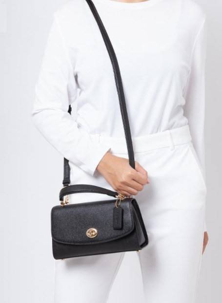 COACH TILLY SATCHEL 23 ((C1802//C1439/C1435)) พร้อมส่งที่ไทยทันทีค่ะ! กระเป๋าสะพายครอสบอดี้ร์หรือหิ้วก็เก๋ไปอีกค่ะ หนังแท้สวยงาม เปิดปิดกระเป๋าแบบหมุนล็อค ภายในมี2ช่องหลัก ใส่กระเป๋าเงินใบกลางได้;มือถือได้ทุกรุ่น;ของจำเป็นสาวๆได้ครบค่ะ;มีช่องซิปกลางและช่อ