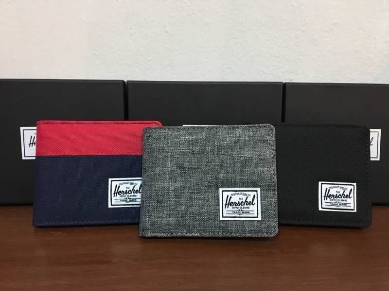 กระเป๋าสตางค์ Herschel Roy Wallet การออกแบบก็เน้นใช้งานพกสะดวกกระเป๋าสตางค์ใบไม่ใหญ่ขนาดมาตราฐาน ช่องใส่บัตร 5 ช่อง ป้ายโลโก้ Herschel แบบป้ายทอคลาสสิค ขนาดกำลังดีเหมาะมือ ถ้าซื้อให้เป็นของขวัญบอกเลยว่าถูกใจแน่นอนค่ะ
