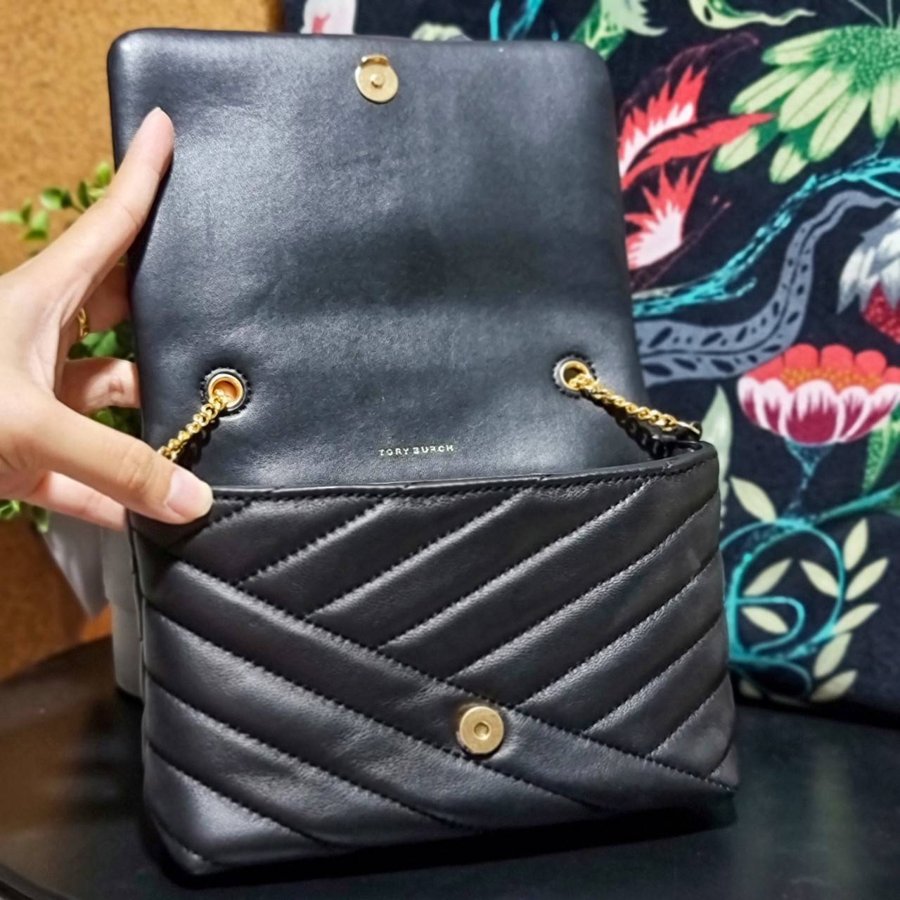 TORY BURCH KIRA CHEVRON EMBELLISHED LOGO MINI BAG ตามคำเรียกร้องจ้า!! ไซส์มินิ สะดวกใช้ พกพาง่าย สไตล์คุณหนู!! กระเป๋าสะพายข้าง ดีไซน์ทรงคลาสสิค โดดเด่นด้วยโลโก้ดีไซน์ประดับเม็ดสี เพิ่มมูลค่าและดึงดูดสายตามากขึ้น วัสดุหนังแกะ สัมผัสนิ่มมือ เปิด-ปิดด้วยกระ