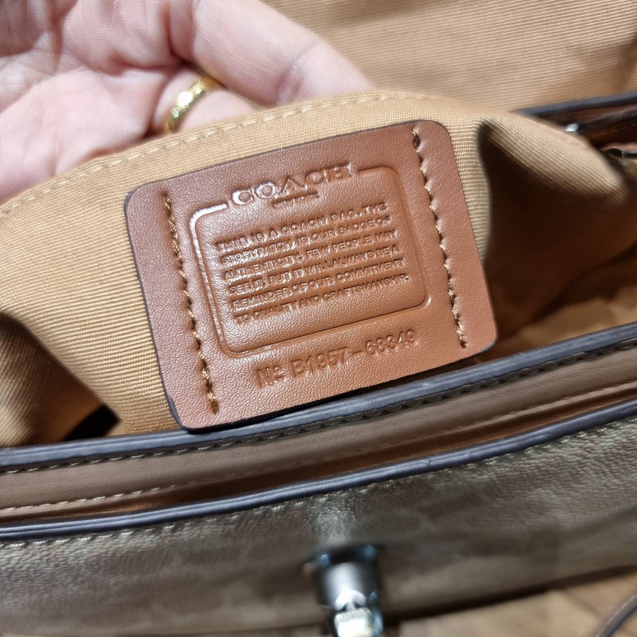 COACH 68349 CASSIE CROSSBODY IN SIGNATURE CANVAS เรียบหรู ดูดี ก็ต้องไอเท็มนี้ไม่อยากให้พลาด!! พาสเทลละมุนมากๆ สะพายแล้วดูแพงมากๆ สวยเลิศ กระเป๋าถือ/สะพายข้าง วัสดุหนังแคนวาสสลับหนังแท้ เปิด-ปิดด้วยตัวบิดล็อคแน่นหนา ภายในแบ่งสัดส่วนอย่างดี ใส่ของได้ครบสบา