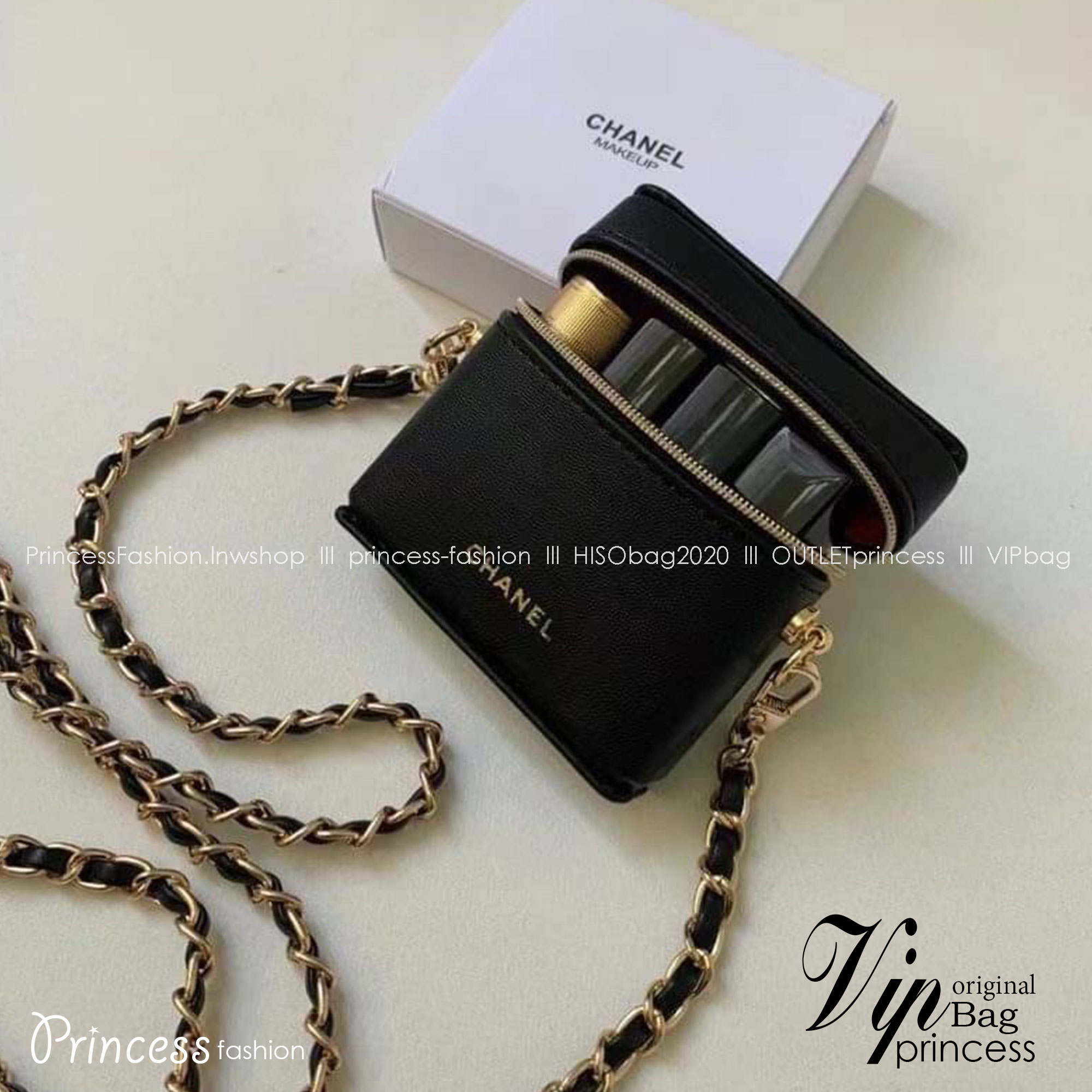 กระเป๋าสะพายข้างใบจิ๋ว งานปุ้กปิ้กน่ารัก CHANEL VIP BAG แบรนด์ดัง ตัวกระเป๋าหนังนิ่ม อยู่ทรง เปิดปิดด้วยซิปรอบ ด้านหน้าสกรีนโลโก้แบรนด์สีทอง