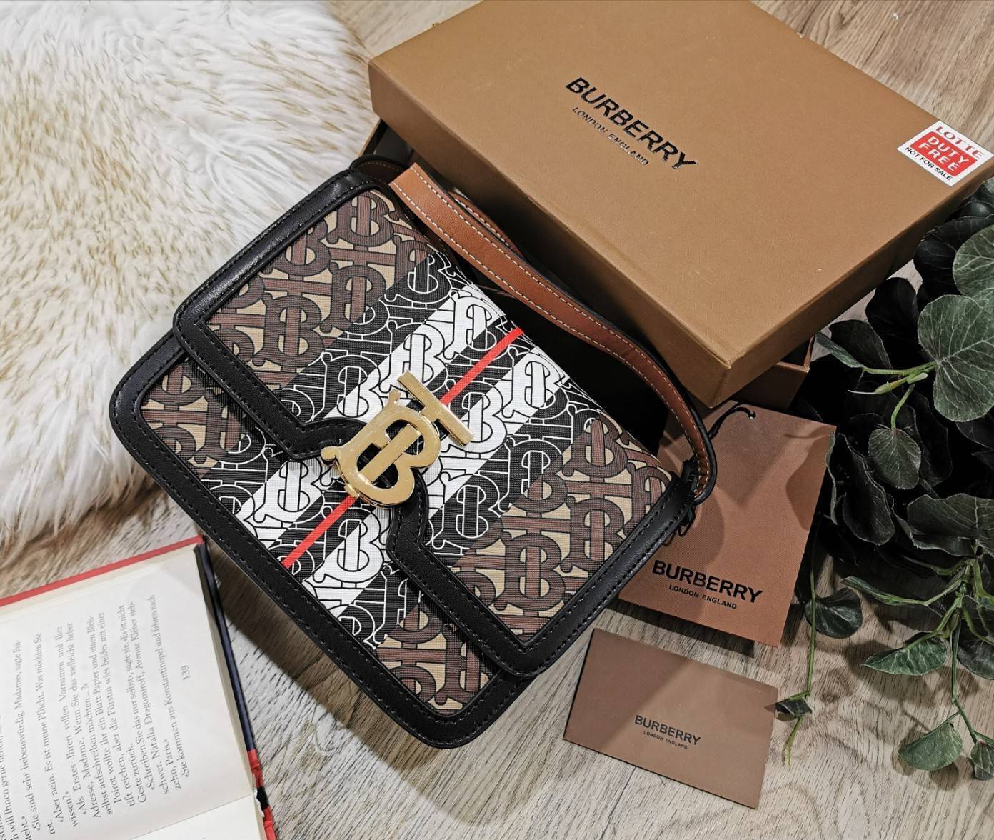 พรีเมี่ยมกิ๊ฟแท้ 100% 】BURBERRY FRAGRANCES LEATHER CROSSBODY BAG VIP GIFT WITH PURCHASE (GWP) กระเป๋าสะพายพรีเมี่ยมกิ๊ฟรุ่นใหม่ล่าสุด Limited จาก BURBERRY Perfume DutyFree
