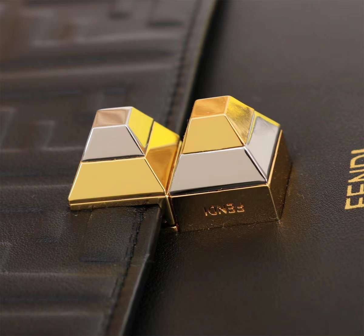 พร้อมส่ง 3 สี FENDI Kan I leather bag กระเป๋าสะพาย 🧡 เกรดออริจินอล 1:1 สลับแท้ ใช้งานต่างประเทศได้ ภาพถ่ายจากงานขายจริง