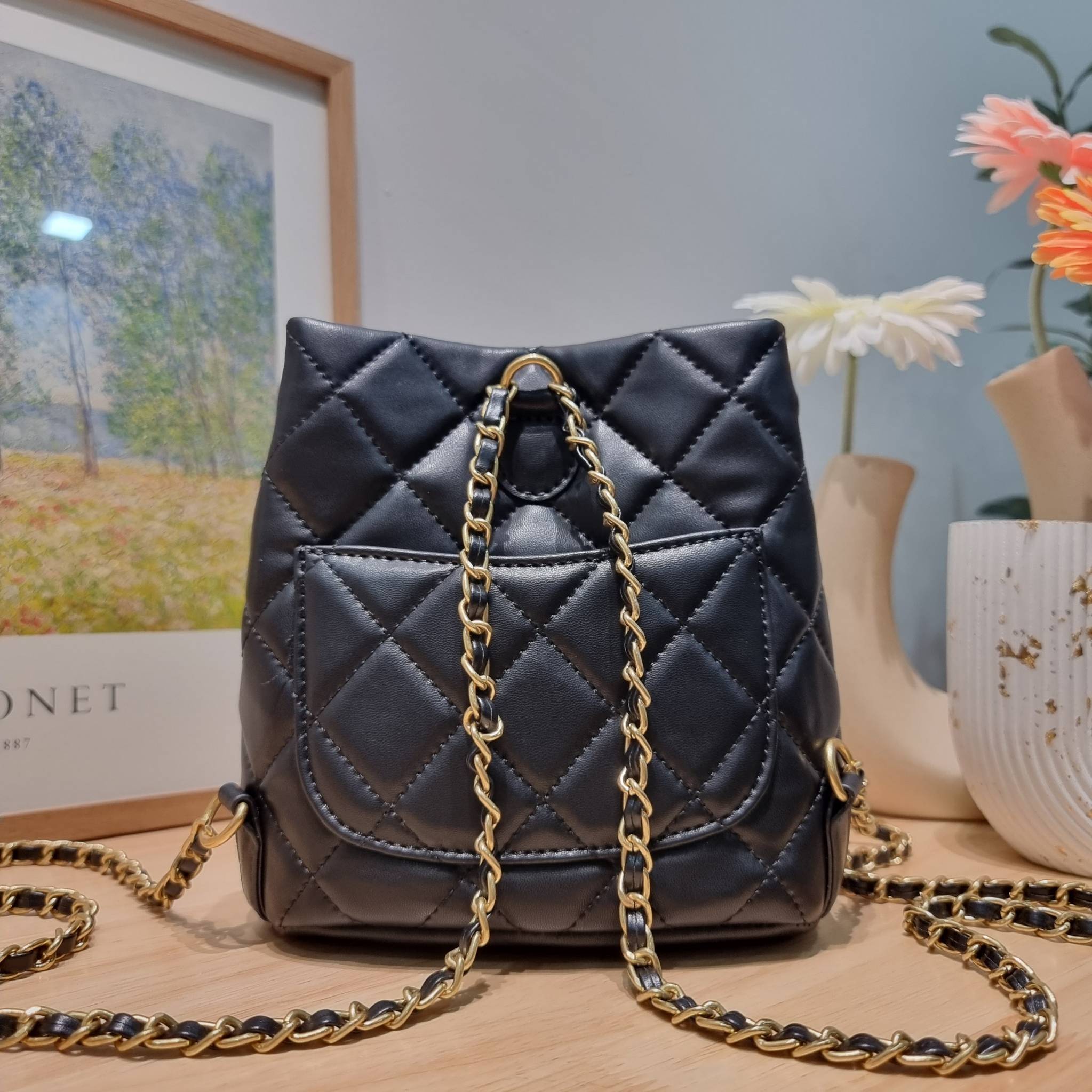 Chanel small backpack กระเป๋าสะพายหลังใบเล็ก โลหะสีทอง ดีไซน์ 2023 น้องน่ารักตะโกนม้าก!! กับกระเป๋าทรงเป้ ขนาดน่ารักน่าใช้ ดีเทลดีงาม มีใบลูกติดในตัวกระเป๋า สะดวกใช้สุดๆ