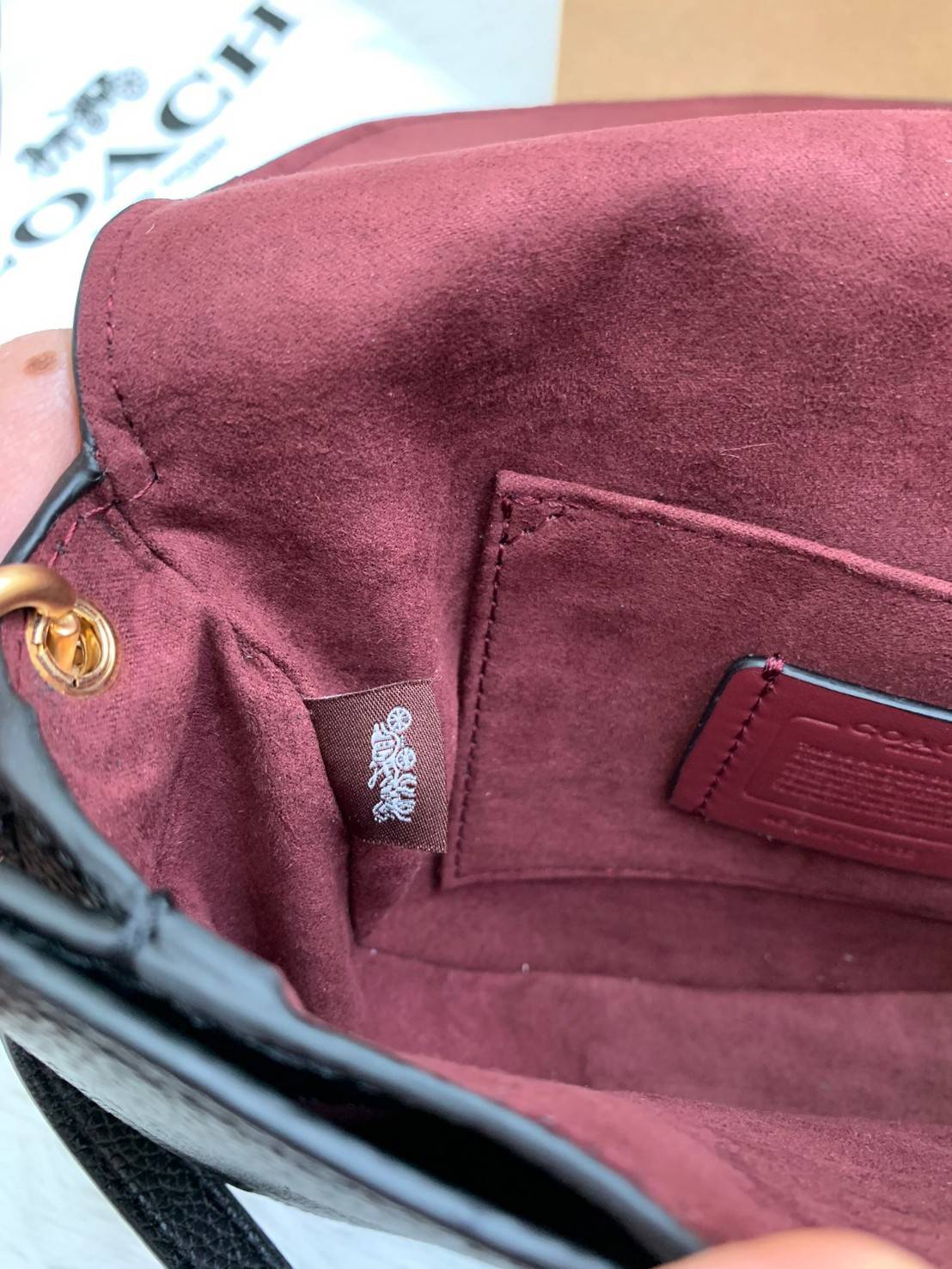 พร้อมส่งที่ไทยครบทั้ง6สีค่ะ 😘 Coach Ellen Crossbody In Signature ((C1432)) กระเป๋าทรงฮาฟมูนรูปทรงคลาสสิก ออกแบบให้มีลักษณะโค้งมน ไม่ดูเป็นทรงแข็งจนเกินไป ดีไซน์และสีของกระเป๋ายังเรียบง่าย เข้าได้กับทุกชุด สะพายครอสบอดี้ร์//สะพายข้าง หรือถือแบบคลัท