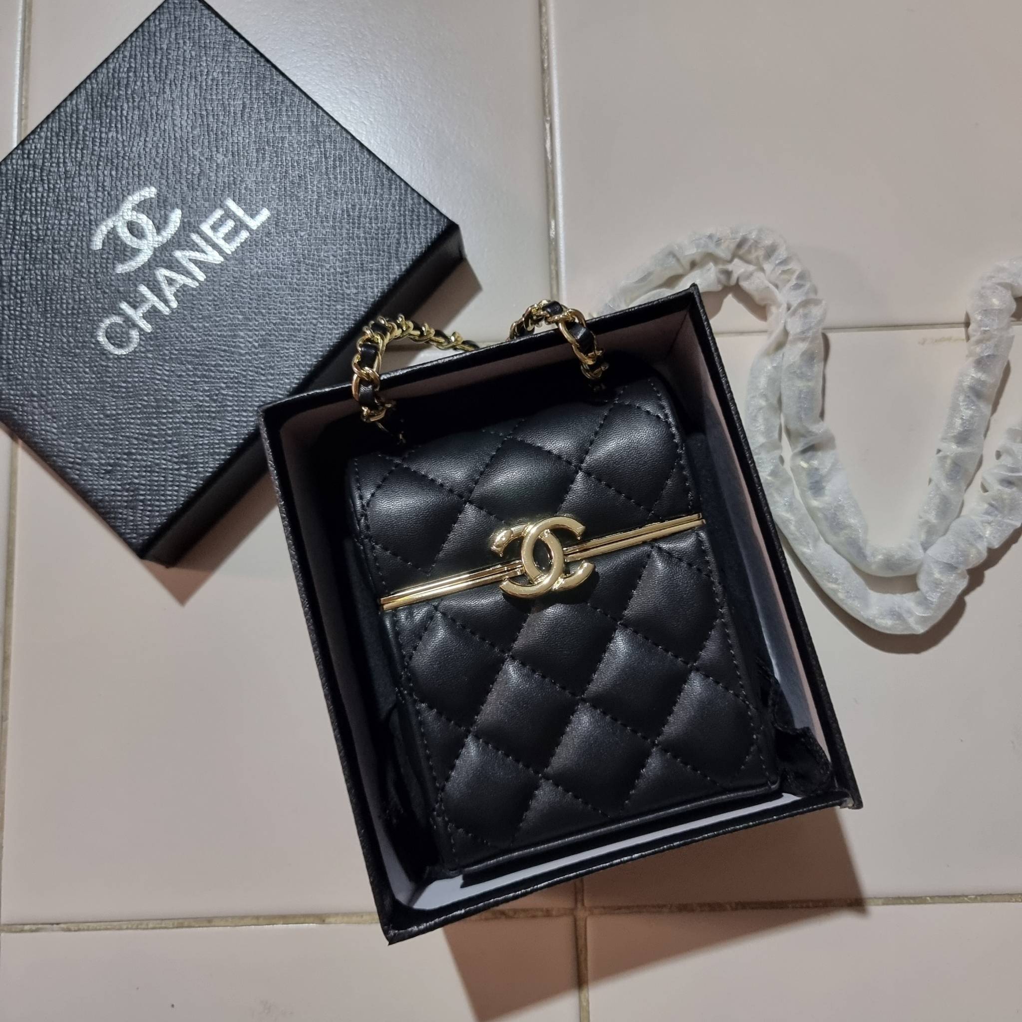 VIP 🥂 Chanel Clutch with Chain / Chanel small box with chain กระเป๋าสะพายเอนกประสงค์ รูปทรงกล่อง ไซส์มินิน่ารัก ใบจริงเห็นแล้วใจบาง หลงรักที่สุด วัสดุหนังสังเคราะห์เดินลายเส้นสวยคม อะไหล่โลโก้สีทองโดดเด่น มาพร้อมสายสะพายในตัว เปิด-ปิดด้วยการกดที่โ