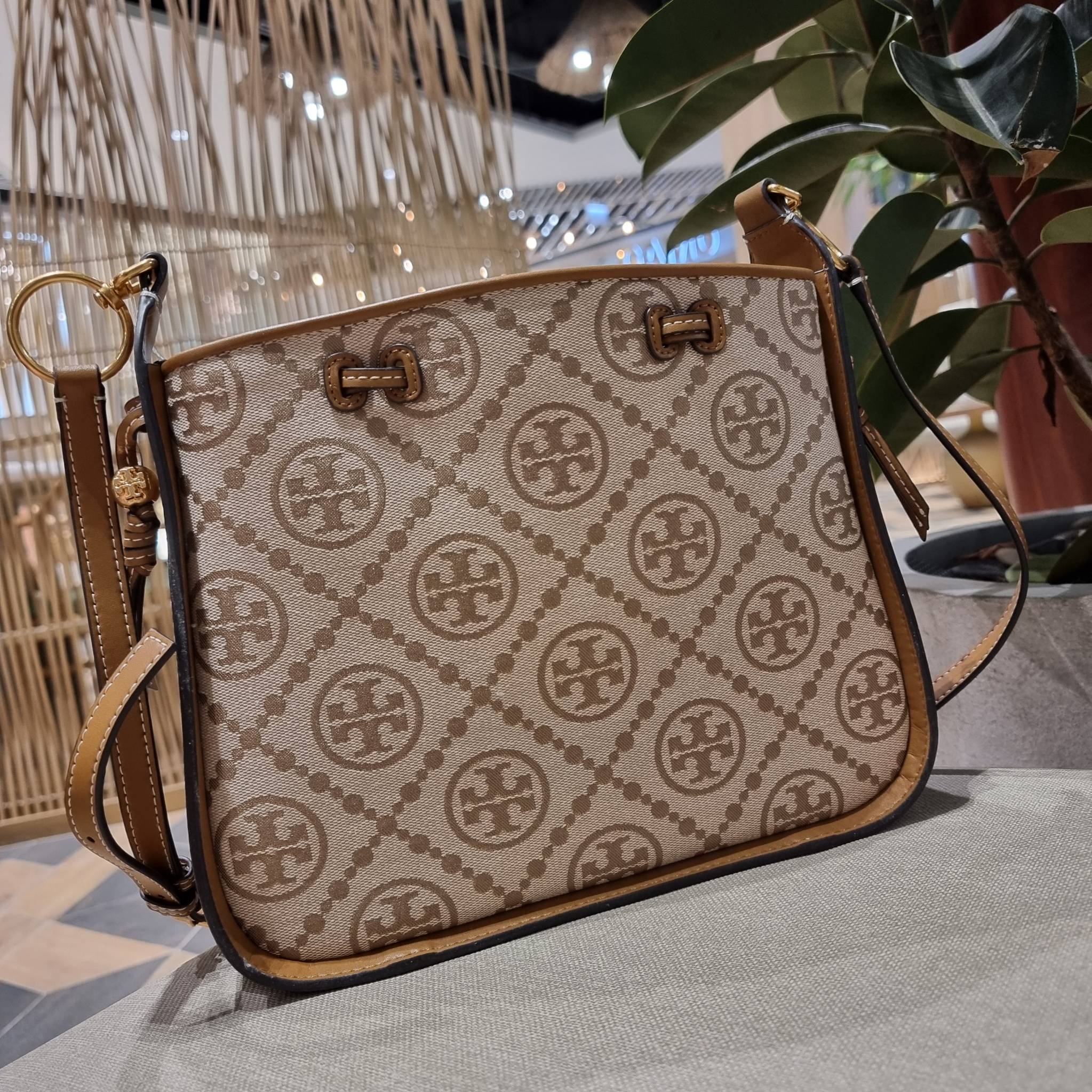 TORY BURCH T MONOGRAM JACQUARD BELL BAG คอลเลคชั่นใหม่ กับกระเป๋าลายโมโนแกรมยอดฮิต ที่มาในรูปทรงดีไซน์สวยเก๋ ชิคๆคูลๆ รับรองว่าไม่มีเกร่อ ตัวกระเป๋าทรงเหลี่ยม รูปเก็บทรงได้ในส่วนของปากกระเป๋า หรือไม่รูด ก็ได้ความสวยไปอีกแบบ วัสดุผ้า jacquard ตัดสลับหนังแท