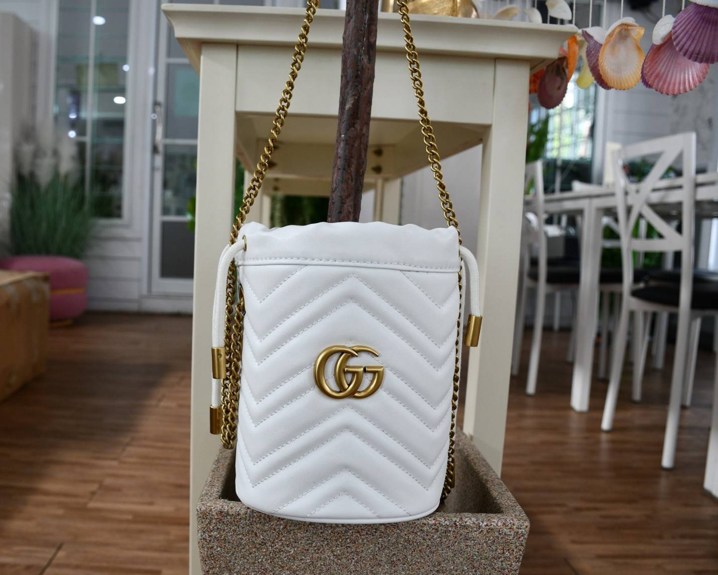 VIP 】Gucci GG Marmont mini bucket bag กระเป๋าสะพายข้าง Premiumgift วัสดุหนังแท้ ด้านในโล่ง มีช่องใส่บัตร3ช่อง ใส่กระเป๋าตังค์ ใส่โทรศัพท์ Iphone+ ได้ สายโซ่ยาว Crossbody ได้ ถอดสายได้ น้ำหนักเบา มาพร้อมถุงผ้าแบรนด์ ใบนี้คือที่สุด คุณหนูมากมาย ไม่ควรพลาดเล