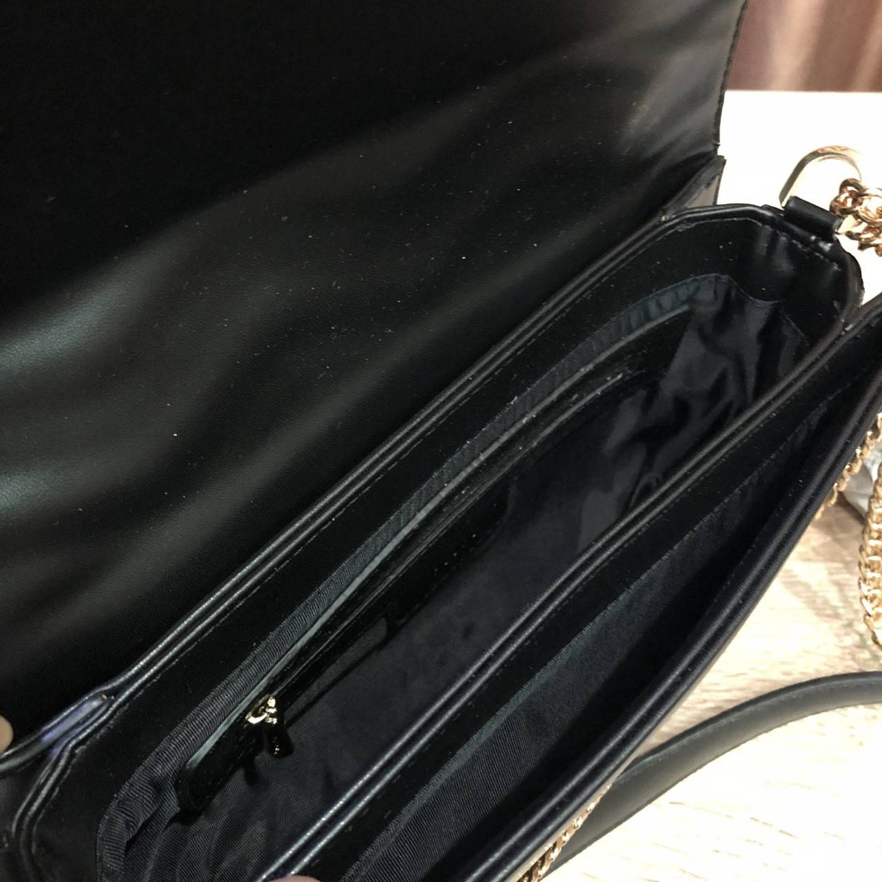 New 2018! PEDRO METAL DETAIL SHOULDER BAG กระเป๋าสะพายทรง คลัช ขนาดกำลังดี ดูหรูหรา หนังpuลายตะเข็บดีเทล สวยยค่ะ เปิด-ปิดด้วยแม่เหล็ก ภายในมี 2 ช่อง และช่องซิปเล็ก จุของได้เยอะ อยู่ทรงแข็ง สายสะพายมีที่รองบ่า จะสะพายหรือสายสามารถเก็บแล้วถือเป็นคลัชออกงาน 