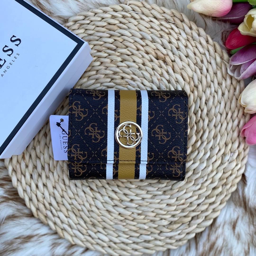 Guess wallet กระเป๋าสตางค์ใบสั้นซิปรอบทั้งใบ หนังลายแบรนด์ทั้งใบด้านหน้าติดโลหะโลโก้แบรนด์ หนังดีงามมาก