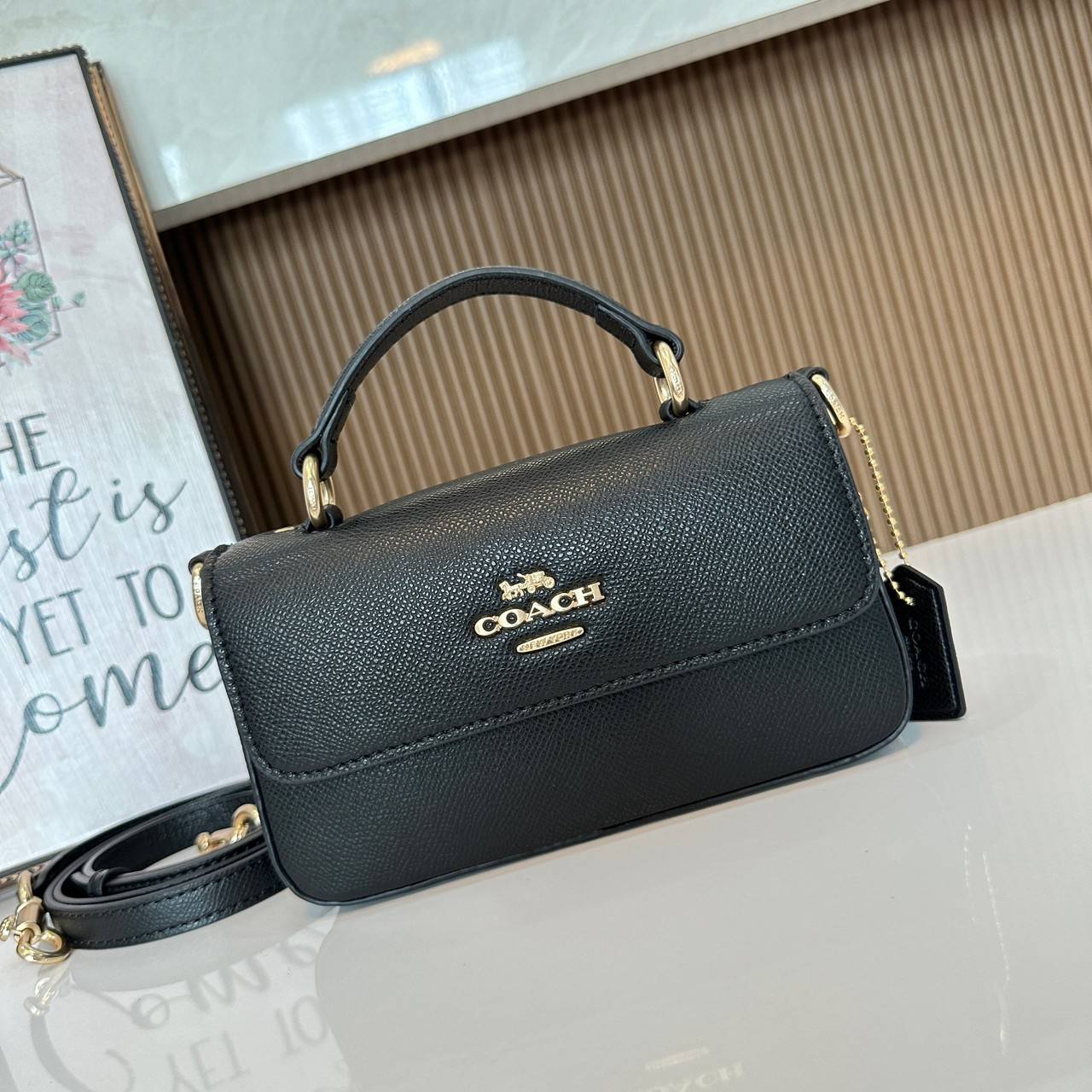 Coach Mini Josie Top Handle Crossbody In Blocked Signature Canvas (cc340) ใหม่ล่าสุด กระเป๋าสะพายหรือถือใบเล็กกระทัดรัด วัสดุหนังตัดขอบหนังแท้ ภายในช่องโล่งกว้างสามารถใส่โทรศัพท์ iPhonePro max ได้ มีช่องใส่บัตรเครดิต 2 ช่อง เปิดปิดด้วนกระดุมแป๊ก ซับในผ้า 