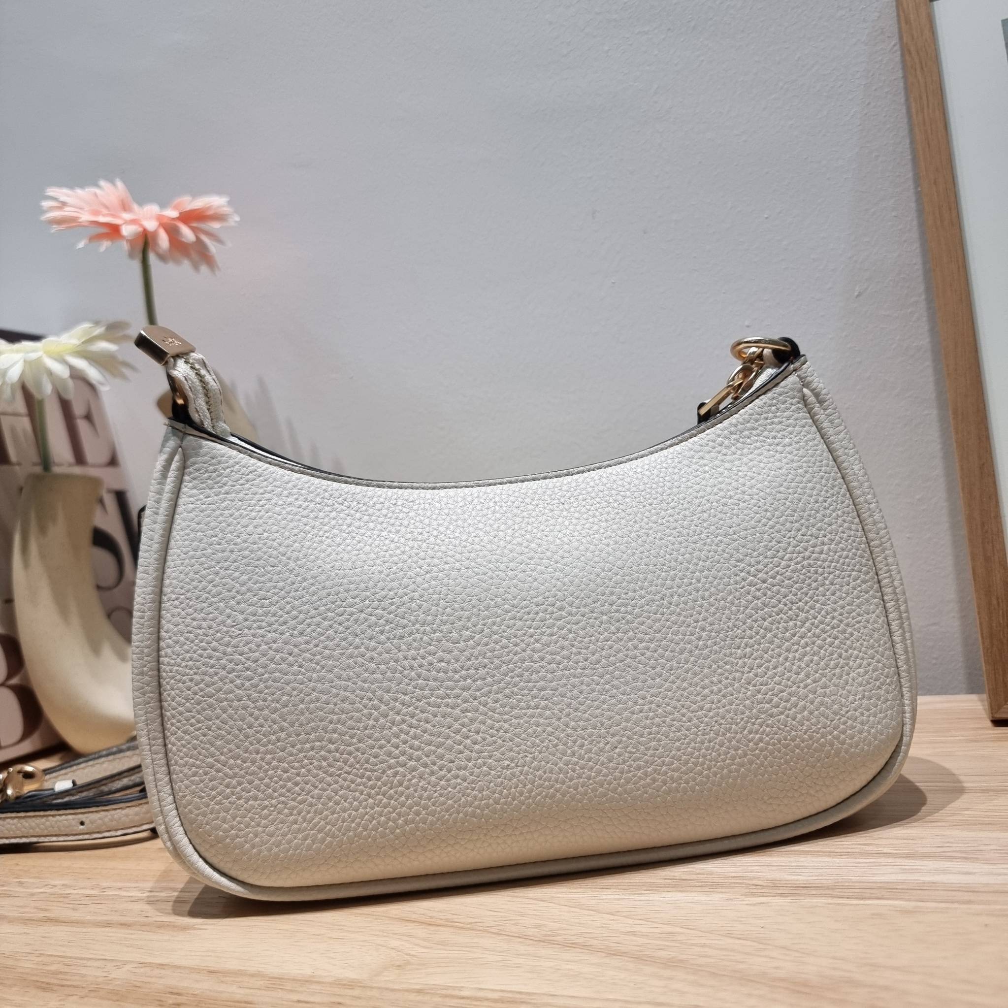 Coach X Peanuts Teri Shoulder Bag With Snoopy And Friends Motif CE861 คอลเลคชั่นสุดคิ้วท์ ไม่ให้ช้อปยังไงไหว!! กับกระเป๋าสะพายไหล่กึ่งทรงพอช พร้อมเสิร์ฟความสวยถึงบ้านไปเลยก่อนใคร แบบไม่ต้องพรีฯ ด้วยดีไซน์ลวดลายกาน์ตูนยอดฮิต มาพร้อมสายสะพาย 2 เส้น