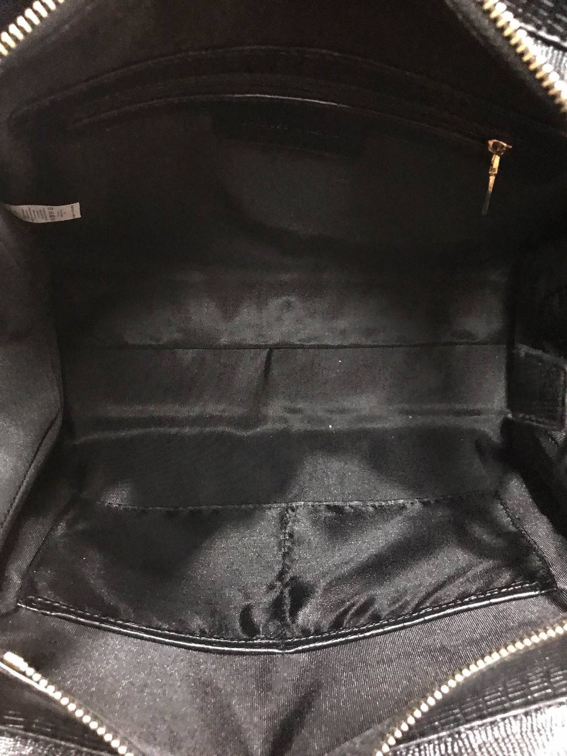 CHARLES & KEITH STRUCTURE TOTE BAG กระเป๋าสะพายทรง Tote ขนาดใหญ่จุใจ น้ำหนักเบา เปิดปิดด้วยซิป หัวซิปปั๊มโลโก้ มีหมุดรองฐานกันรอย ทั้ง 4 มุม ภายในมีช่องซิป และช่องใส่มือถือ กว้างและจุค่ะ ใส่เอกสาร A4, iPad, สัมภาระได้ จะสะพายไปเรียน ไปทำงาน ก็ดูดี ใบนี้สส