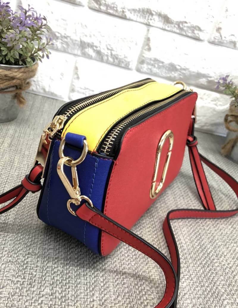 MACR JACOBS NEW YORK 2 ZIP กระเป๋าสะพายข้างหรือ crossbody ได้ค่ะ มาพร้อมสายสะพายมา 2 สาย ถอด และปรับระดับ ได้ทั้ง 2 สาย สลับใช้ไม่จำเจ ด้านหน้าตประดับ logo สวยหรู มี 2 ช่องซิปใส่ของ ภายในจุได้พอประมาณ มีช่องซิป และช่องเล็กใส่ของจุกจิก ที่จับซิปเป็นพวงหนัง