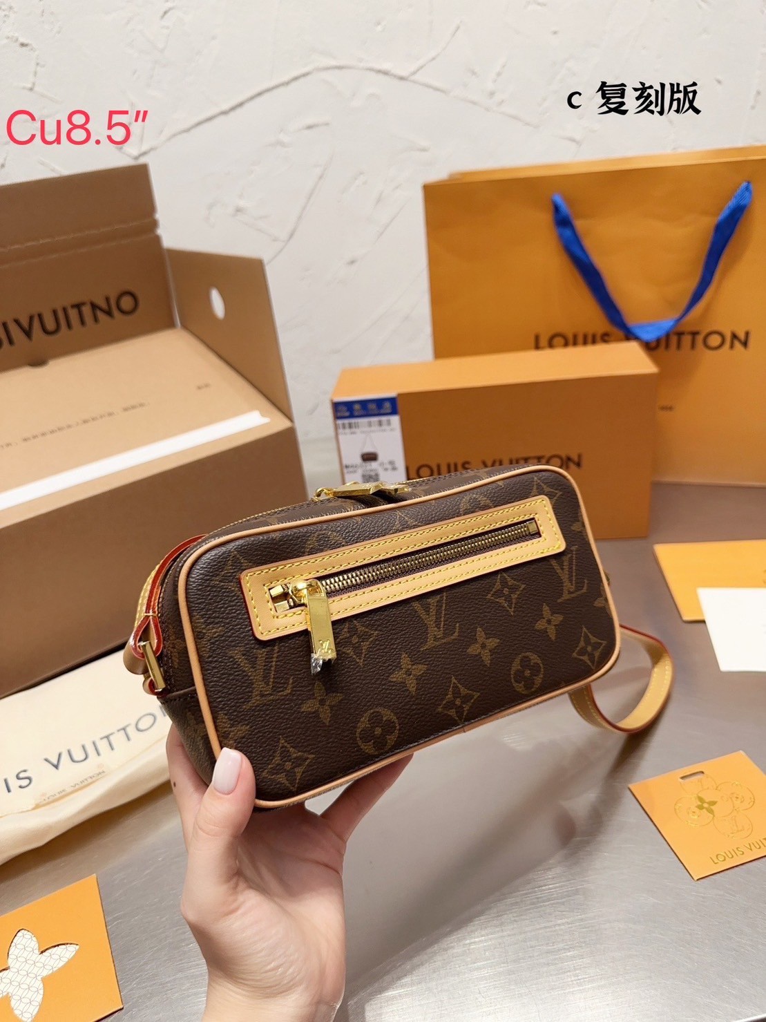 LV Monogram Pochette Cite shoulder bag กระเป๋าสะพาย รับรองว่าดีงาม ลูกเล่นคลาสสิคผสาน ขนาดน่ารัก ภายในเป็นช่องโล่ง ใบนี้ปรับใช้ได้หลายสไตล์ ลุคไหนๆก็ตอบโจทย์ หรือจะยกเป็น everyday bag ก็ใช่เลย แนะนำจริงๆจ้า