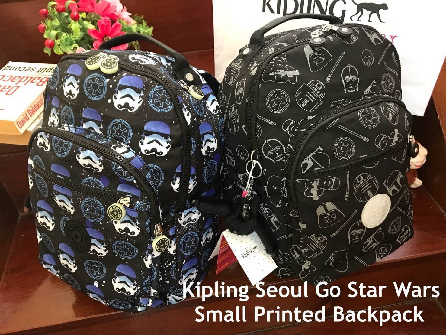 Kipling Seoul Go Star Wars Small Printed Backpack Limited edition กระเป๋าเป้ Collection Star wars สกรีนลาย star wars ทั้งภายนอก และภายใน ด้านหน้า มีช่องซิปด้านข้างมีช่องเล็กซ้ายขวา ภายในกว้างจุได้เยอะ แบ่งช่องเป็นสัดส่วน มาพร้อมพวงกุญแจลิง มบนี้จะใช้ไปเรี