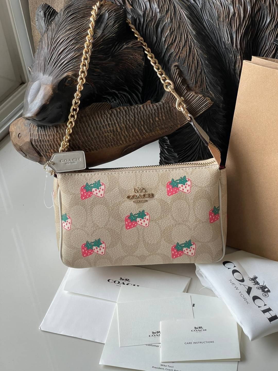 OUTLET 】Coach Signature Top Handle Coach Pouch with Strawberry, Watermelon, Ladybug พร้อมส่งที่ไทย เป็นอีกรุ่นหนึ่งที่ได้รับความนิยมในหมู่สาว ๆ ค่ะ นอกจากราคาจะไม่สูงแล้ว ยังมีรูปทรงที่น่าสนใจอีกด้วย กะทัดรัดแต่ใช้งานง่าย เหมาะกับทุกโอกาส สำหรับกระเป๋าคล้