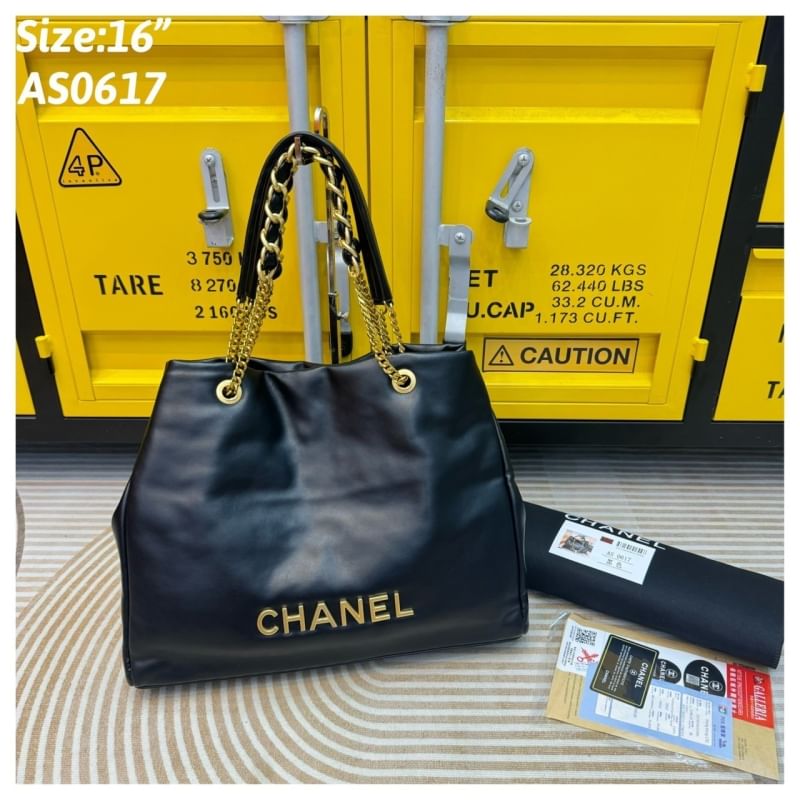 Chanel Tote Leather Bag กระเป๋าทรงโท้ทใบใหญ่ หนังเรียบผิวสัมผัสดีงามน่าหลงใหล อะไหล่สีทองเงางาม ดีไซส์เรียบหรูใช้งานง่าย รุ่นนี้สามารถใช้ได้ทั้งผู้หญิงและผู้ชายน้า
