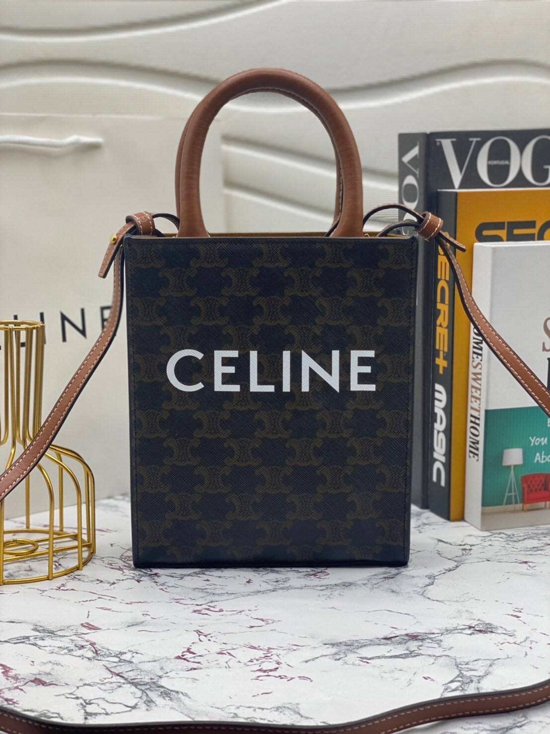 หนังแท้ CELINE MINI VERTICAL CABAS IN TRIOMPHE CANVAS AND CALFSKIN WITH CELINE PRINT / CELINE TOTE พร้อมส่งที่ไทย กระเป๋าโท้ททรงตั้ง CABAS TRIOMPHE ขนาดมินิ 17cm งานหนังแท้ CALFSKIN ทั้งใบ พร้อมหูหิ้วสองข้างและสายสะพายหนังแบบถอดได้ ภาพสินค้าถ่ายจากงานขายจ