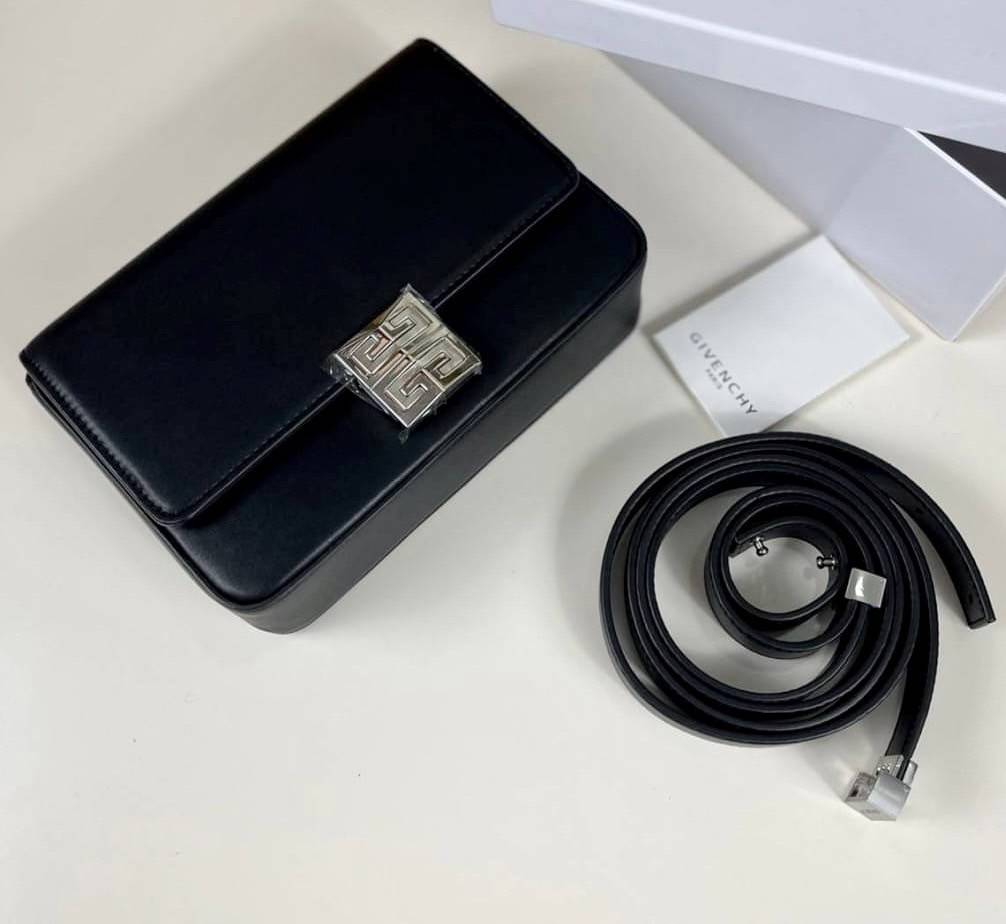 Givenchy Introducing 4G Medium Shoulder Bag วัสดุหนังแท้ อะไหล่สีเงิน ดีไซน์สวยงามทันสมัยรูปทรงสี่เหลี่ยมแบบคลาสสิก มาพร้อมสายหนังตีแบรนด์ Givenchy อันเป็นเอกลักษณ์เฉพาะของแบรนด์