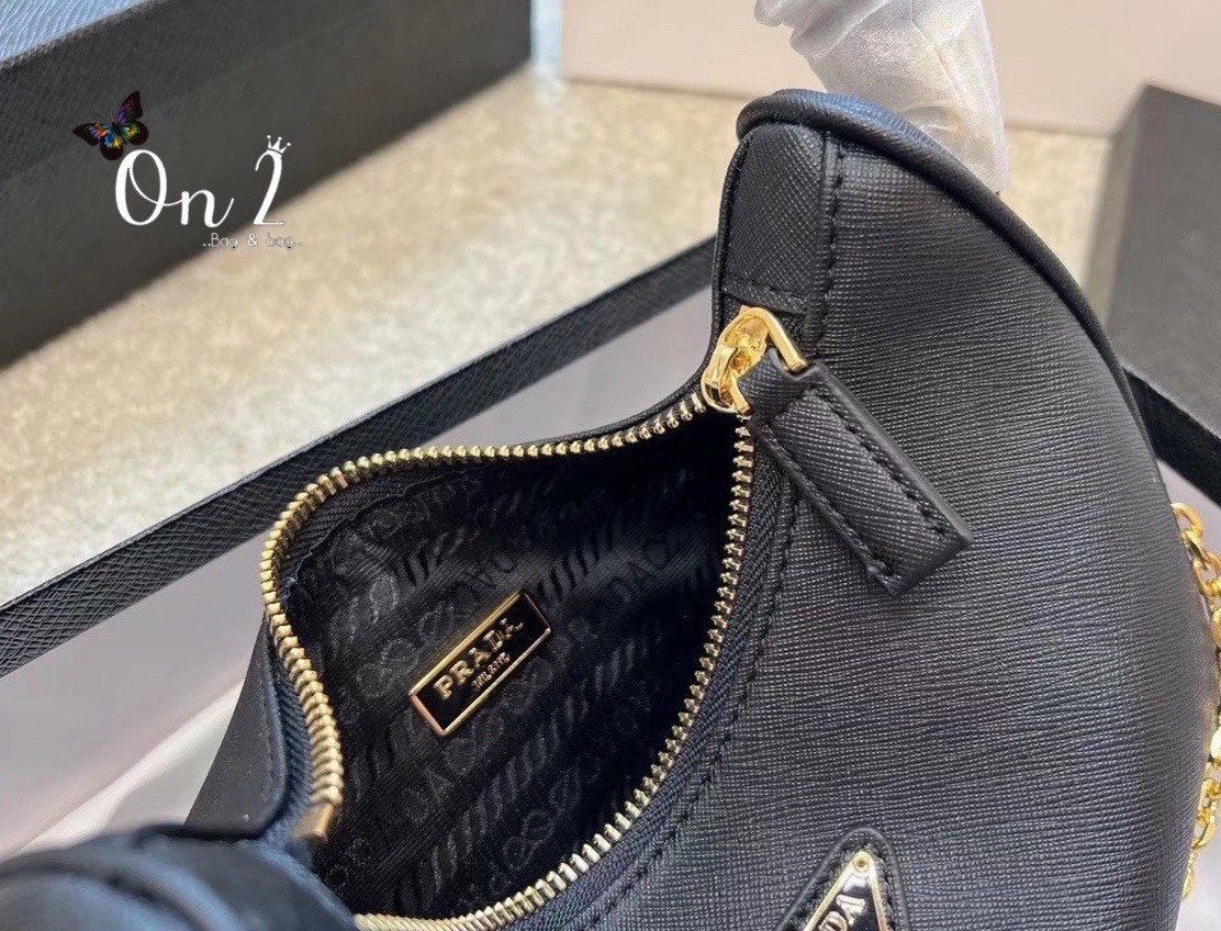 Prada Re-Edition 2005 Saffiano leather bag / PRADA COLLECTION SS22 🔥 HOTS ITEM มาเเรงสุดตอนนี้ น่ารักมากๆ สีพาสเทล สีสายฝอ มาแบบจัดเต็มมาก ถือเกร๋ๆคาเฟ่ต้องลงเเล้วล่ะเเม่ หรูหราเลยค่า ปังสุดดด