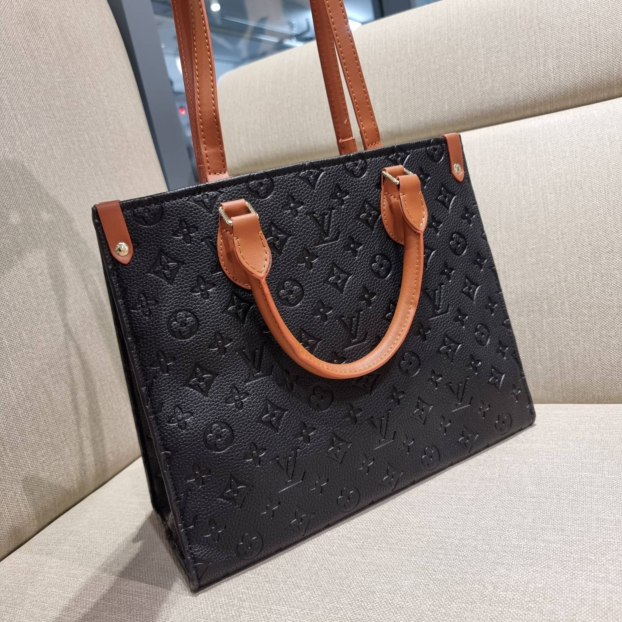 LV crossbody tote bag / LV Shopping Bag ดีไซน์สวยคม สมราคา ดูแพงไปอีก ด้วยดีเทลลายของหนัง crossgrain กระเป๋าทรงโท้ทคลาสสิค ผู้ดียืนหนึ่ง โทนสีใช้งานง่าย แมทช์ได้ทุกลุค มาพร้อมหูจับในตัว แบบหูหิ้ว และหูยาวสำหรับสะพายไหล่ เก๋มาก ชิคมาก ภายในโล่งกว้างมาก มีอ
