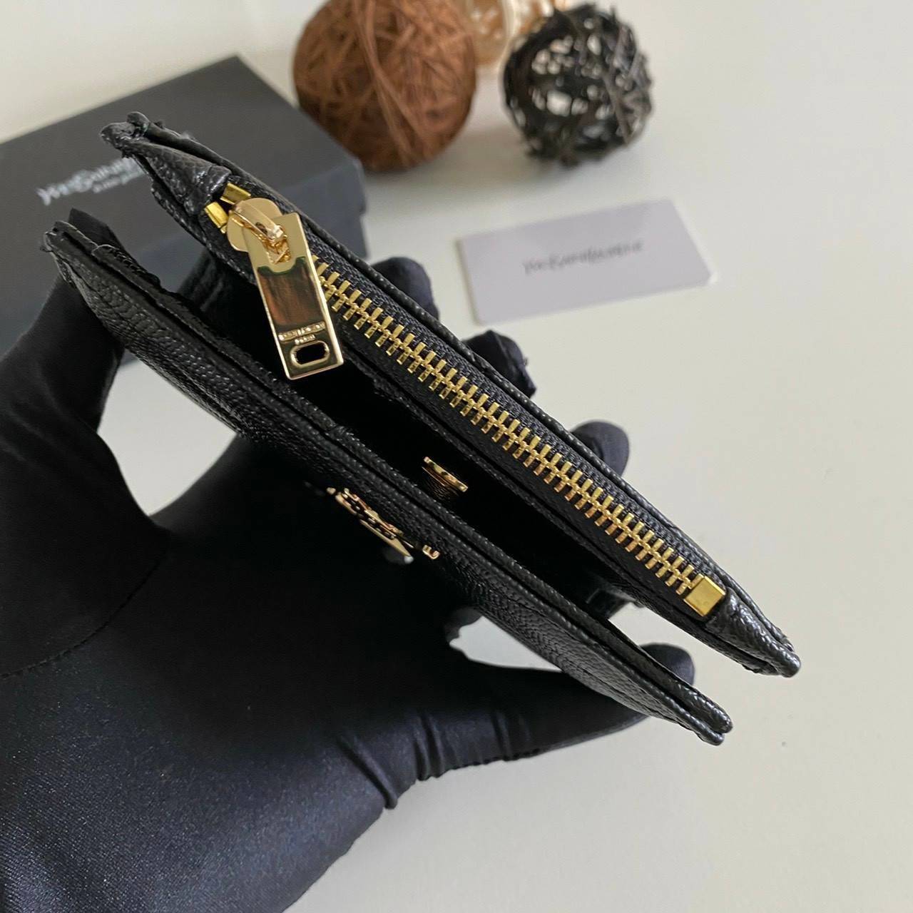 VIP GIFT 】หนังแท้ YSL SAINT LAURENT Monogram Zipped Bifold Wallet มาแล้วจร้า ถามหากันเยอะมากๆ กระเป๋าสตางค์ใบสั้นที่ใส่แบงค์ ใส่บัตร ใส่เหรียญได้เยอะสุดๆ มีสองด้านซิปและพับ ใบเดียวครบจบเลย หนังสวยมาก ละเอียดสุดๆ