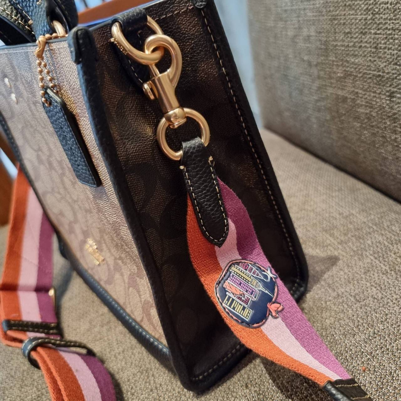 COACH C6918 DEMPSEY TOTE 22 IN SIGNATURE CANVAS WITH DISCO PATCHES คอลเลคชั่นคลาสสิค ที่มาพร้อมดีเทลใหม่ กระเป๋าทรงโท้ท ขนาดน่ารักน่าใช้มากๆ สาวๆถูกอกถูกใจกันนับไม่ถ้วน!! รอบนี้เพิ่มลูกเล่นที่สายสะพาย ดีไซน์กึ่งสปอร์ต ทำให้ใช้งานได้ไม่มีเบื่อ ฟังก์ชั่นการ