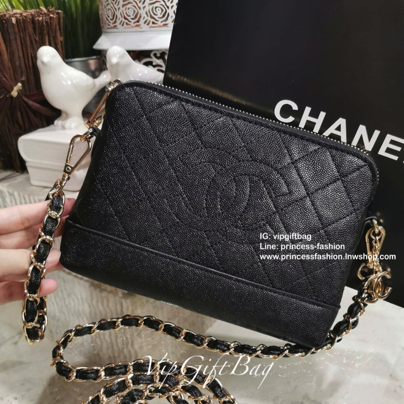 Chanel Shoulder Bag With Chain VIP Gift With Purchase (GWP) พรีเมี่ยมกิ้ฟ Chanel Perfume Counter วัสดุหนังคาเวียร์สวยหรูอยู่ทรง เปิดปิดด้วยซิปสะดวกใช้หัวซิปแบรนด์ ห้อยอะไหล่โลโก้ทองเพิ่มดีเทลเก๋ ภายในมีโลโก้และช่องซิป ใส่กระเป๋าสตางค์ มือถือ iphone ได้ มา