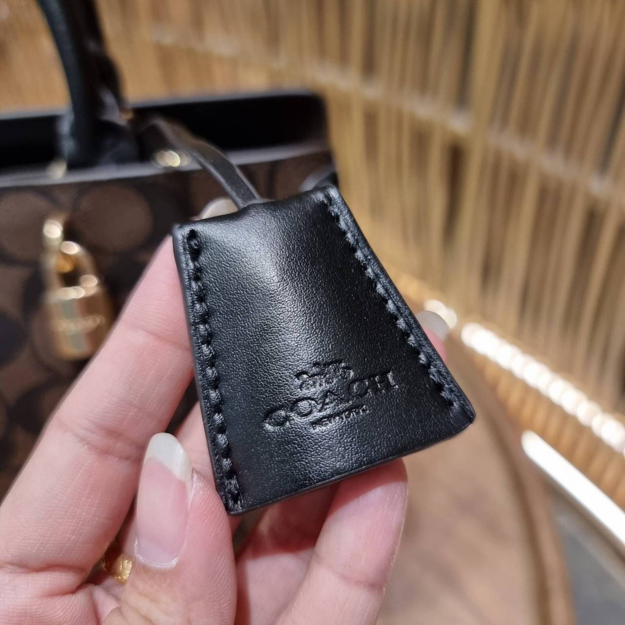 COACH ZOE CARRYALL IN SIGNATURE CANVAS เดอะเบสท์แห่งปี ต้องยกให้พี่คนสวยใบนี้เลย!! รุ่นที่สาวๆตามหา หายากอีกหนึ่ง กระเป๋าถือ/สะพายทรงสวย คลาสสิค ใบใหญ่จุคุ้ม มีดีเทลน่ารักๆที่แม่กุญแจ สามารถล็อคหัวซิปได้ กุญแจซ่อนในพวงหนังห้อยก็น่ารักไปอีก ภายในโล่งกว้าง 