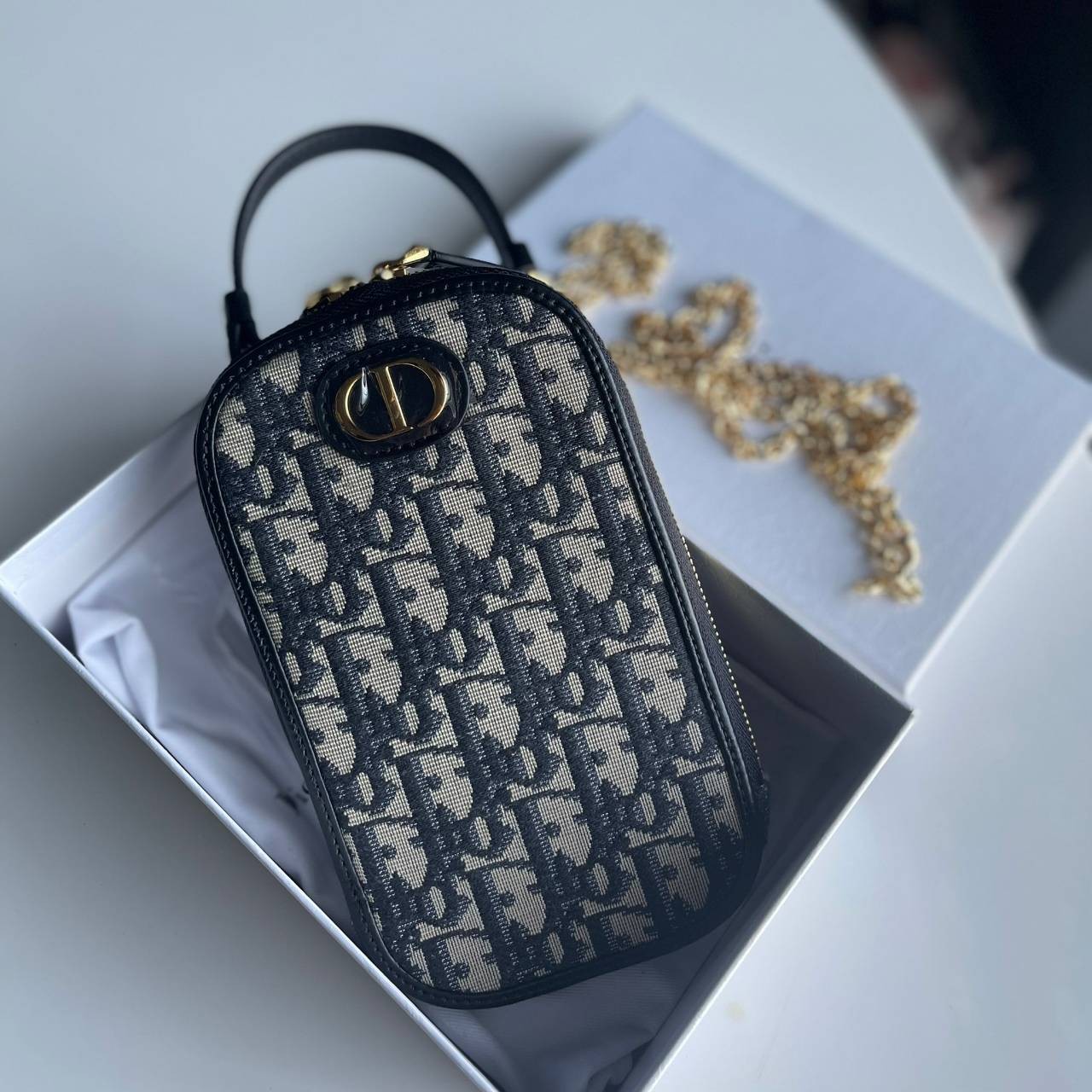 DIOR Phone Bag / DIOR 30 Montaigne Phone Holder Blue Dior Oblique Jacquard เกรดใช้งานสลับของแท้ เกรดออริจินอล กระเป๋าใส่โทรศัพท์ติดโลโก้ CD สีทองด้านหน้ากระเป๋า มีสายโซ่สีทองแบบยาวที่สามารถสะพาย crossbody ได้ และสายหนังเอามาหิ้วเก๋ๆ ก็ได้นะคะ สายทั้ง 2 สา